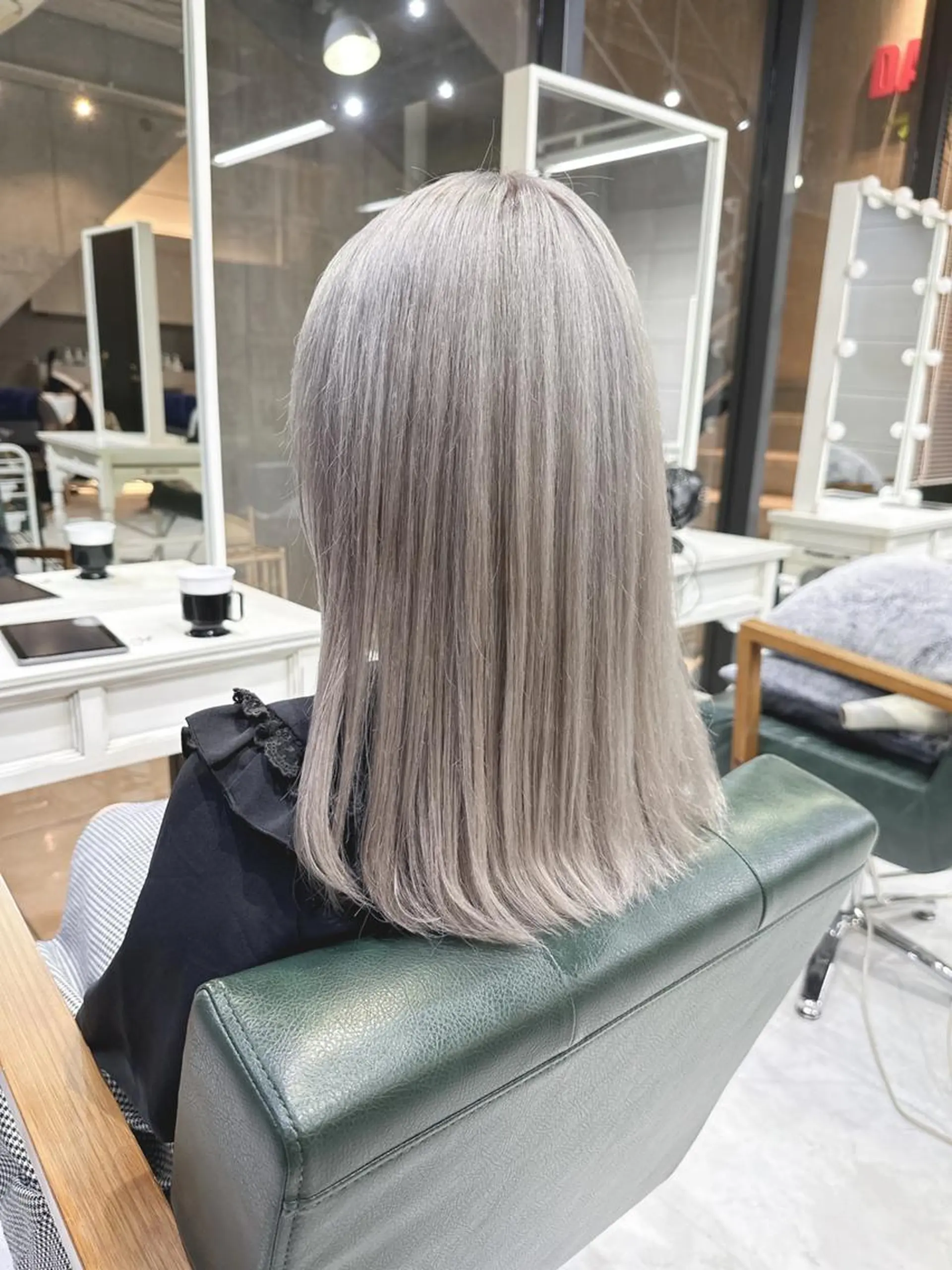 セミロング カラー ベージュカラー ブリーチ ダブルカラー グレージュ ハイトーンカラー モテ髪透明感❤️ デイズヘアカラーのヘアスタイル