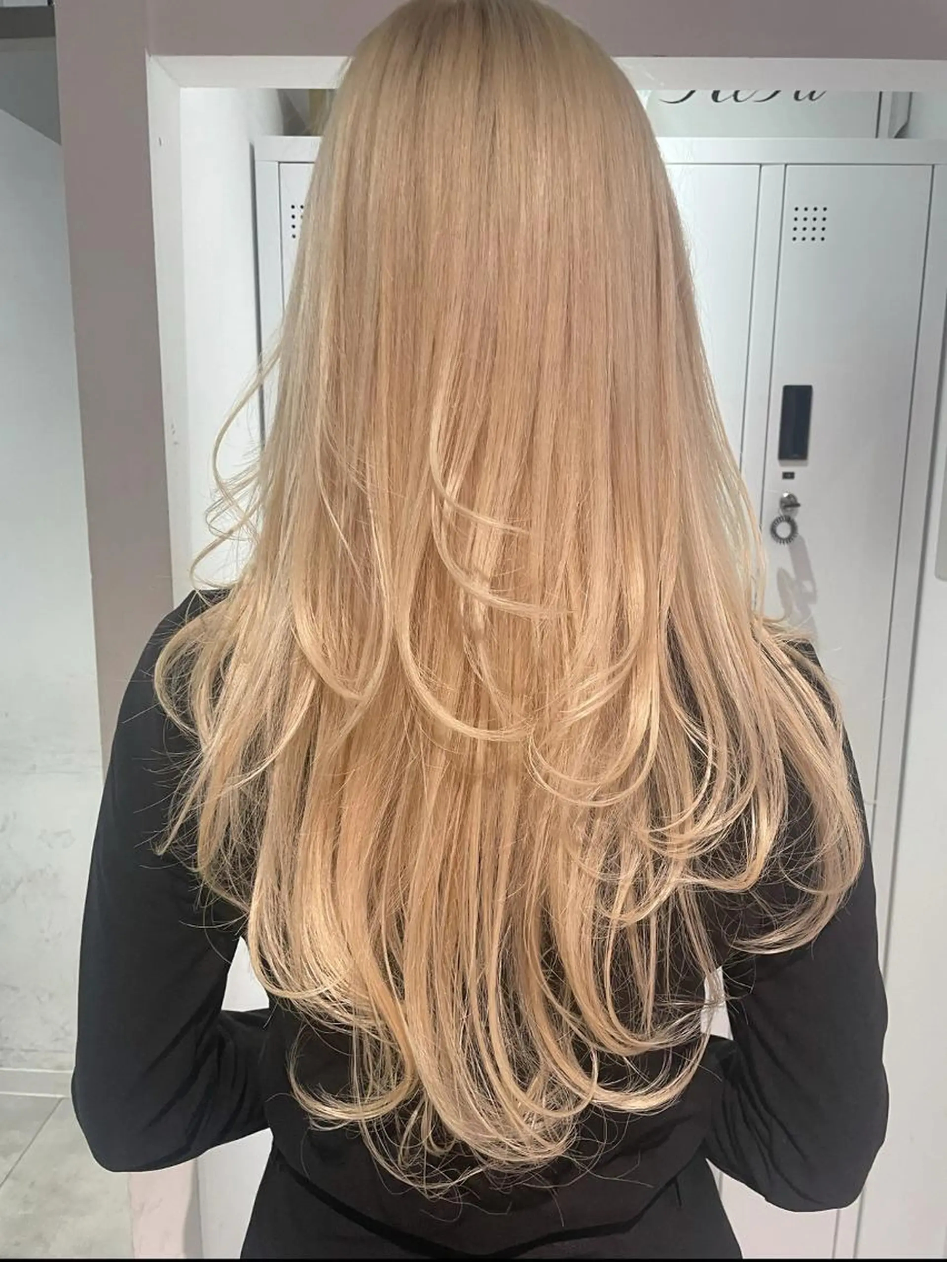 カラー ロング ブロンド ホワイトブロンド レイヤーカット カット ヘアカラー トリートメント ayano/天神 ハイトーン/レイヤーのヘアスタイル