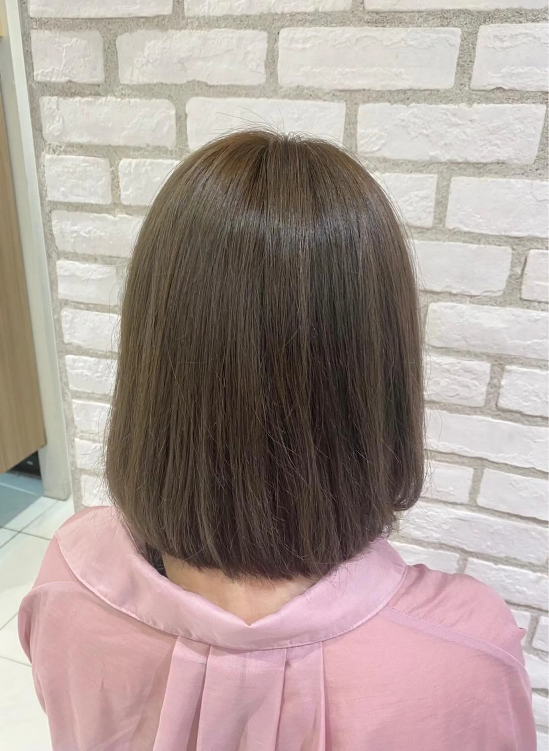 ミディアム カラー アッシュ ベージュカラー 藤井 花梨のヘアスタイル