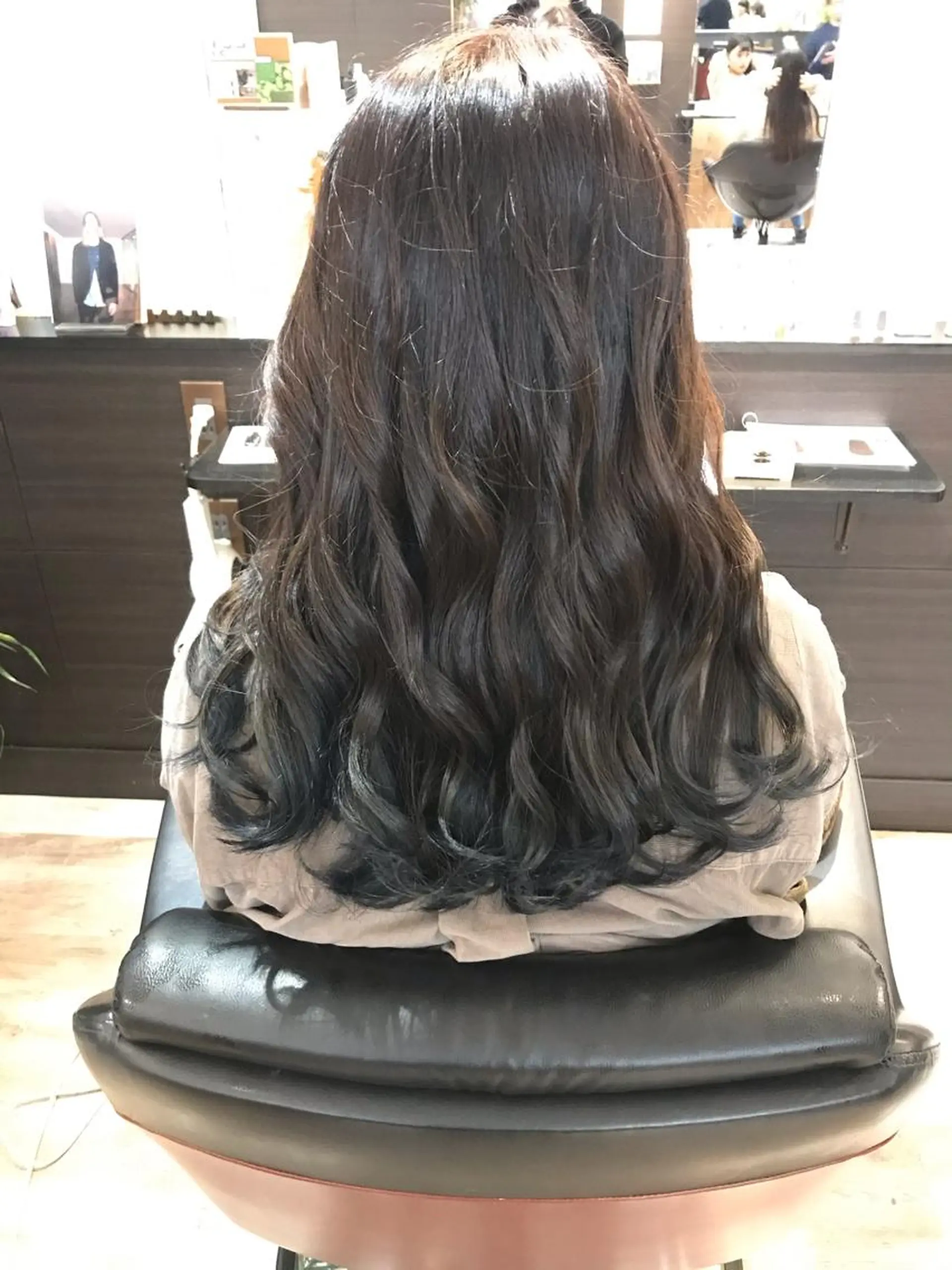 ロング カラー ブルーカラー グラデーションカラー シルバー ヘアカラー 正分 真美のヘアスタイル