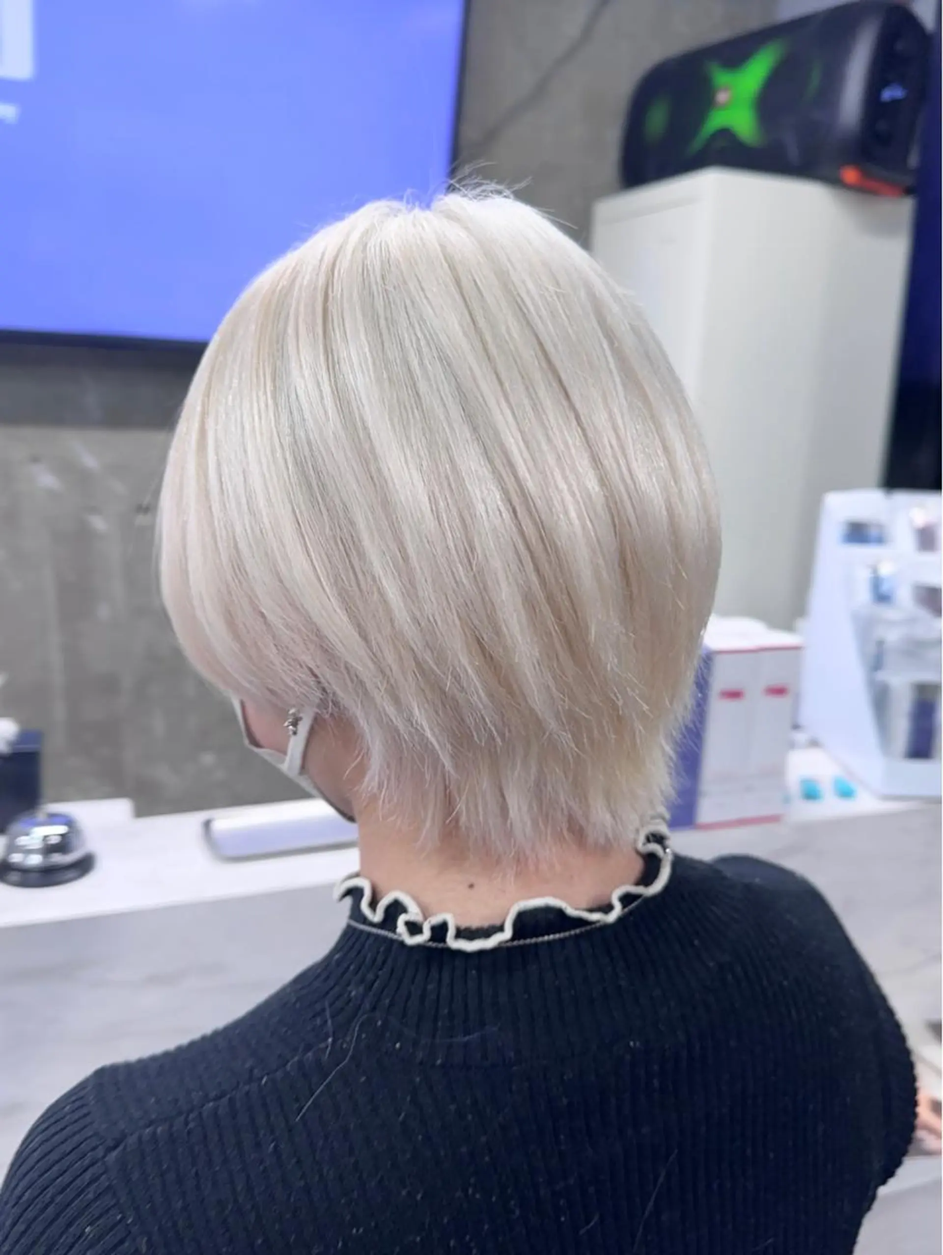 ショート 前髪カット🩶レイヤ ー🩶ハイトーン🩶のヘアスタイル