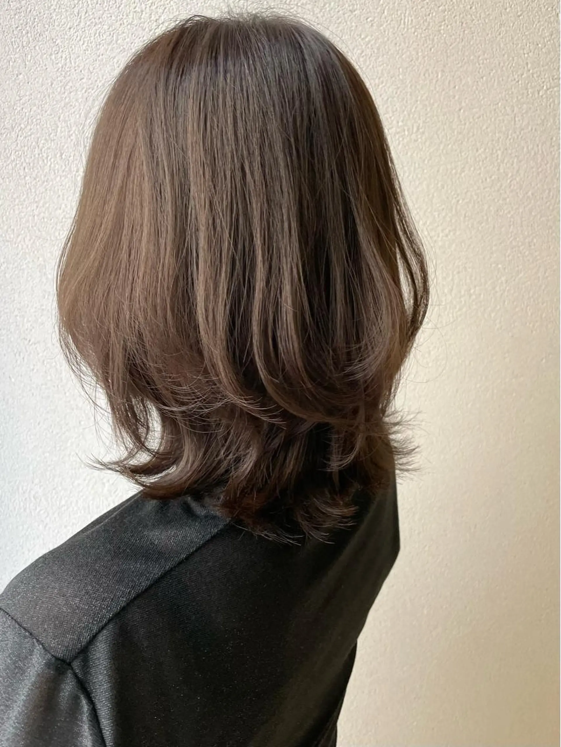 ミディアム カラー ブラウンカラー オリーブブラウン くびれヘア レイヤーカット 沢田 瞳のヘアスタイル