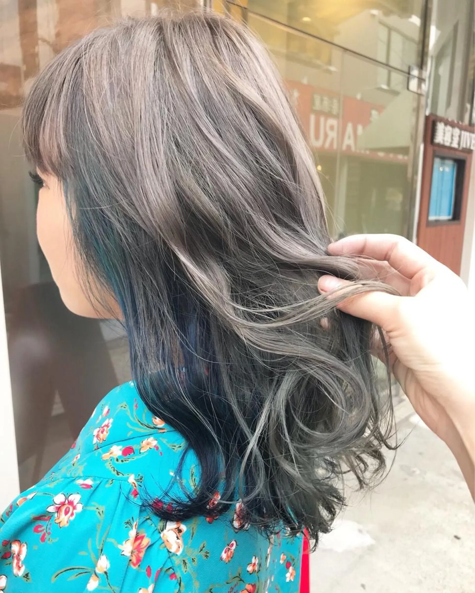 ミディアム カラー ブルーカラー グレージュ ハイトーンカラー ハイトーングレージュ 💈Blanco💈 カラー&ケア🌈のヘアスタイル