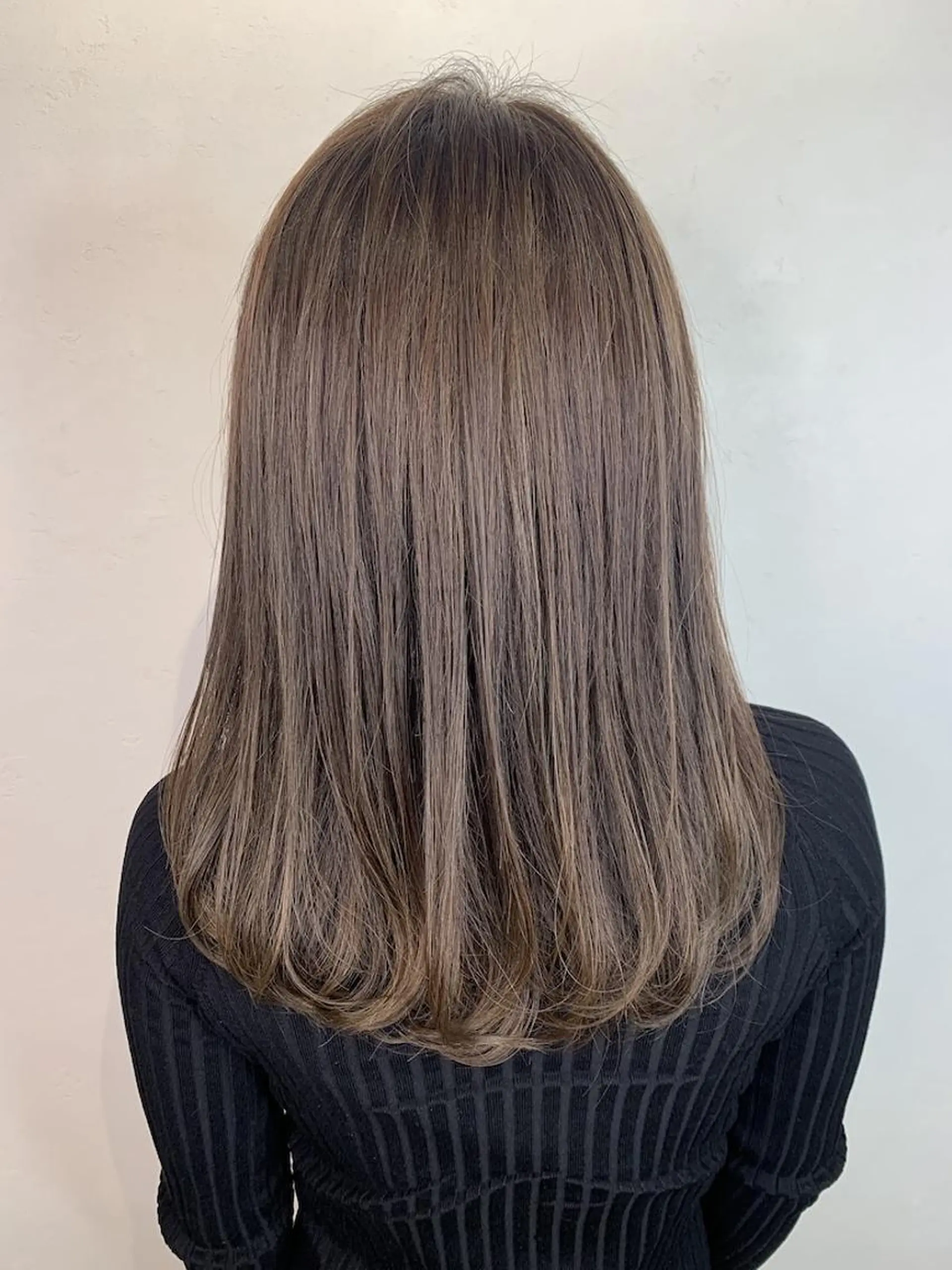 ミディアム ボブ 斜めバング 外国人風カラー 伸ばしかけ レイヤーカット ＿WHITE鳳店 アンダーバーホワイトのヘアスタイル