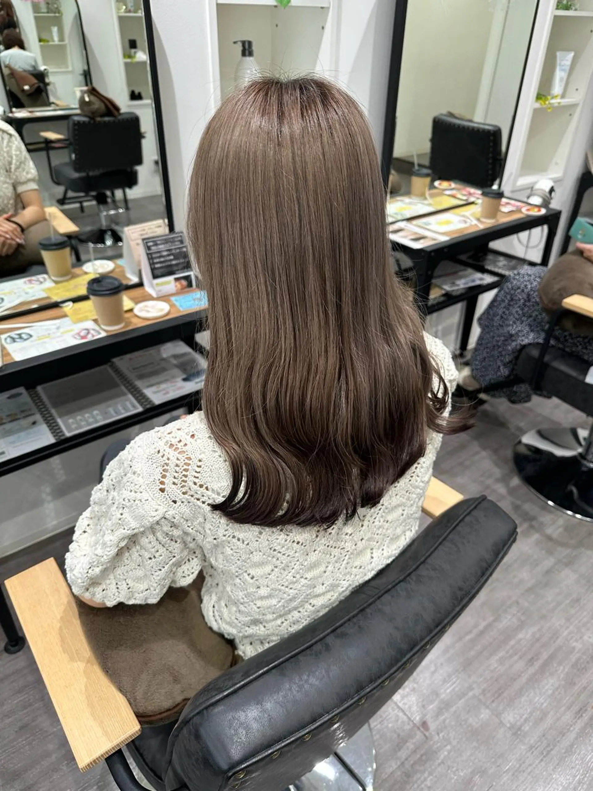 セミロング カラー グレージュ ミルクティーグレージュ 上田 紗也のヘアスタイル