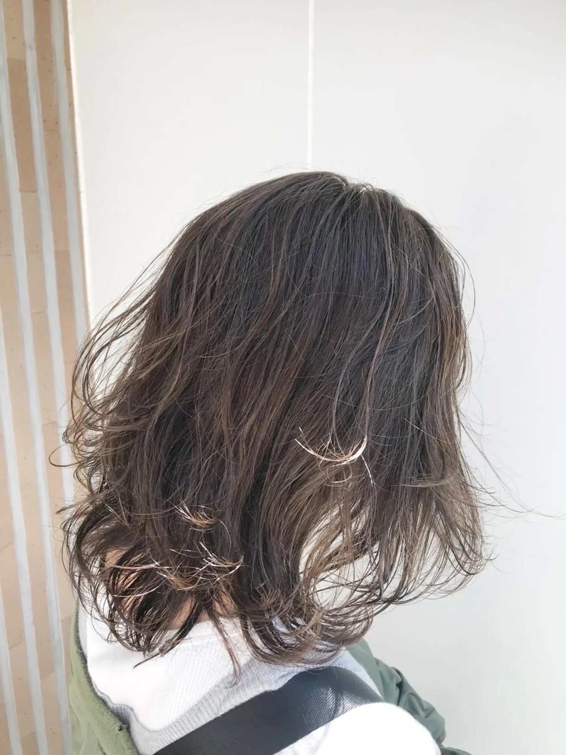 ミディアム カラー グレージュ ハイライトカラー カーキグレージュ ハイライト カット ヘアカラー パーマ トリートメント ヘッドスパ 久保亮太 /大人ショートのヘアスタイル