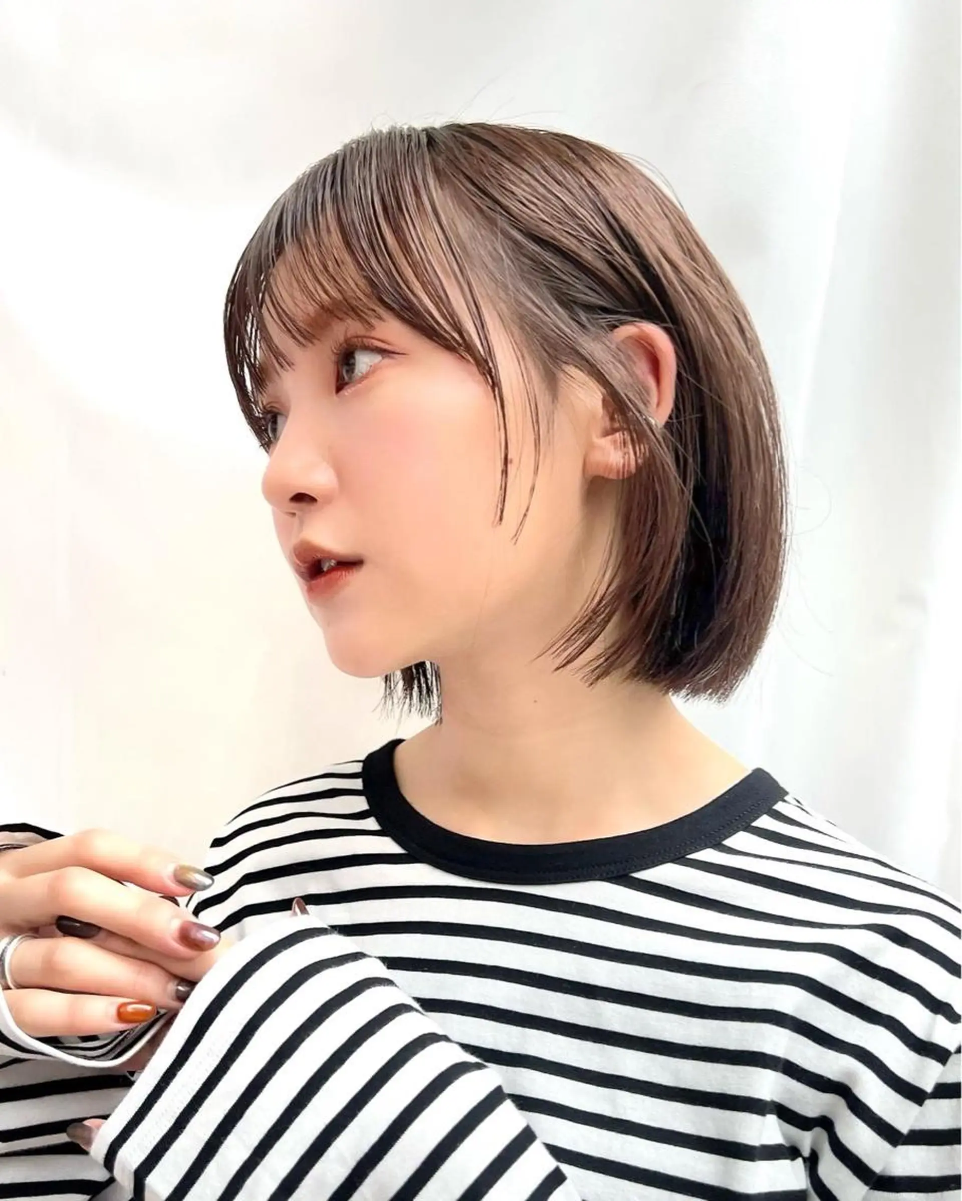 ミディアム カラー 切りっぱなしボブ ブリーチ グレージュ イルミナカラー インナーカラー カット ヘアカラー トリートメント ニュアンスレイヤー ハイトーンカラーのヘアスタイル
