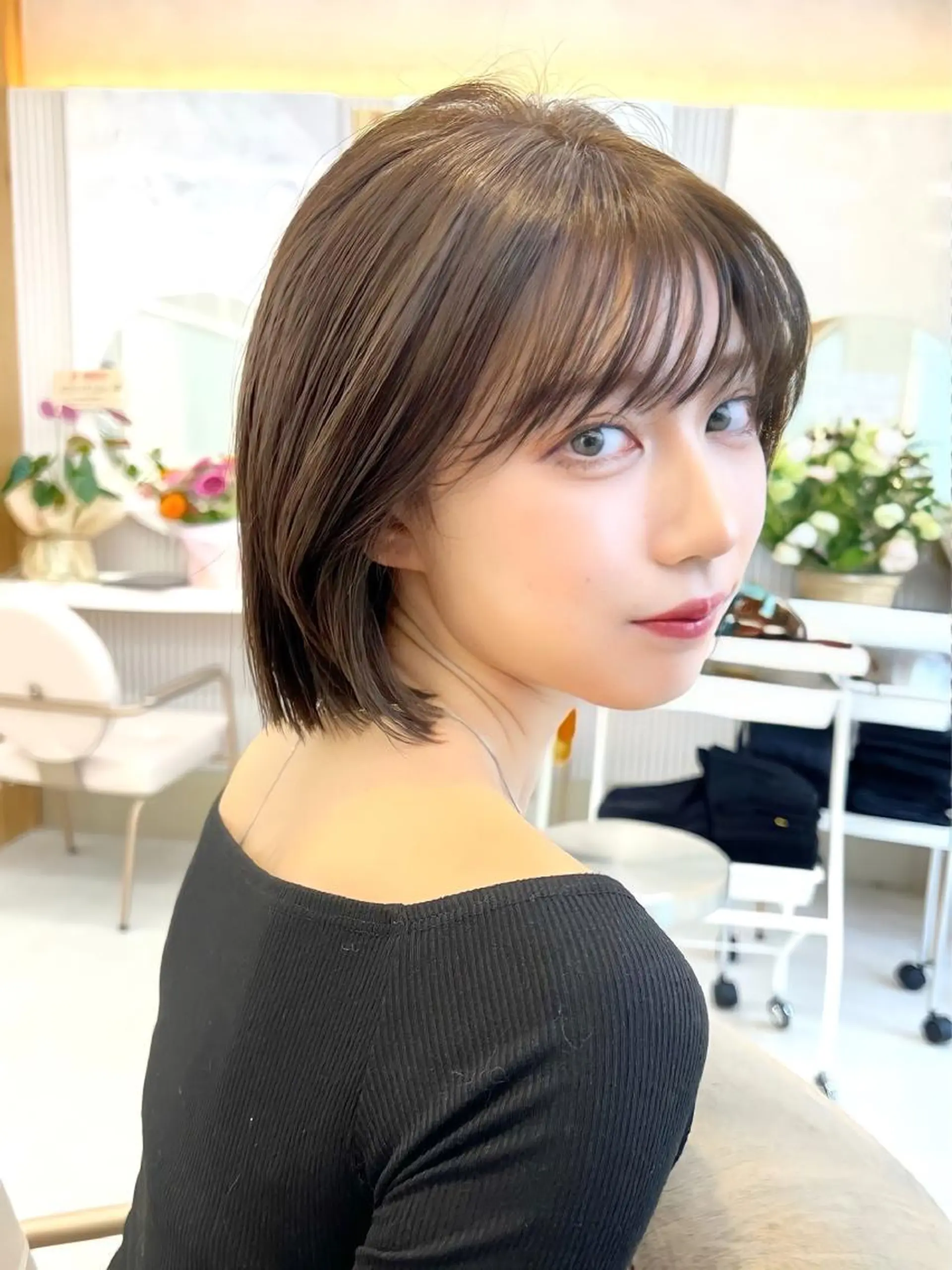 ショート カラー 切りっぱなしボブ 前下がりボブ ベージュカラー ブリーチ グレージュ カット ヘアカラー トリートメント ニュアンスレイヤー ハイトーンカラーのヘアスタイル