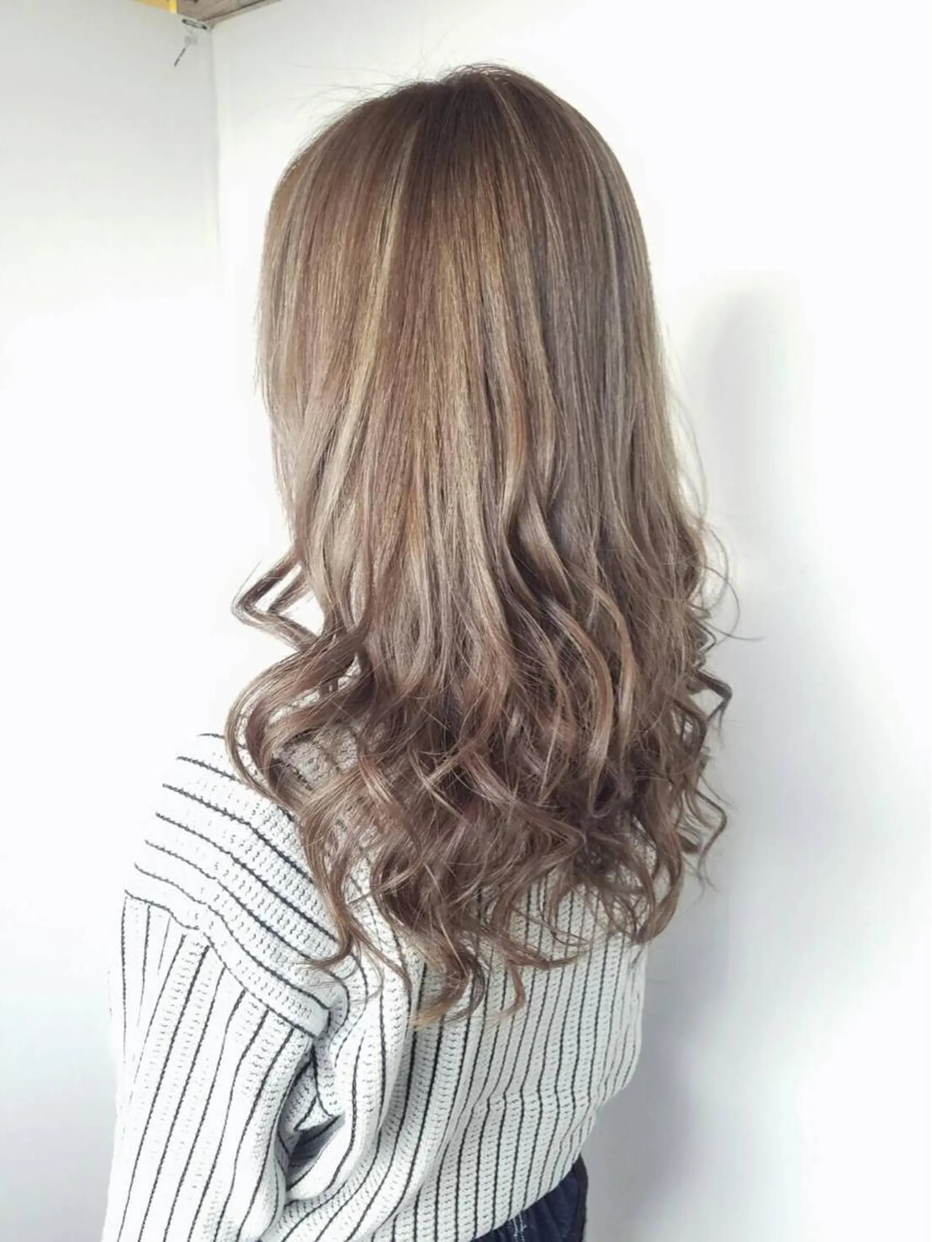 ロング カラー ヘアアレンジ アッシュ ベージュカラー Lino所属・ﾊｲﾗｲﾄ/ﾚｲﾔｰ ｶｯﾄ/大嶽謙のヘアスタイル
