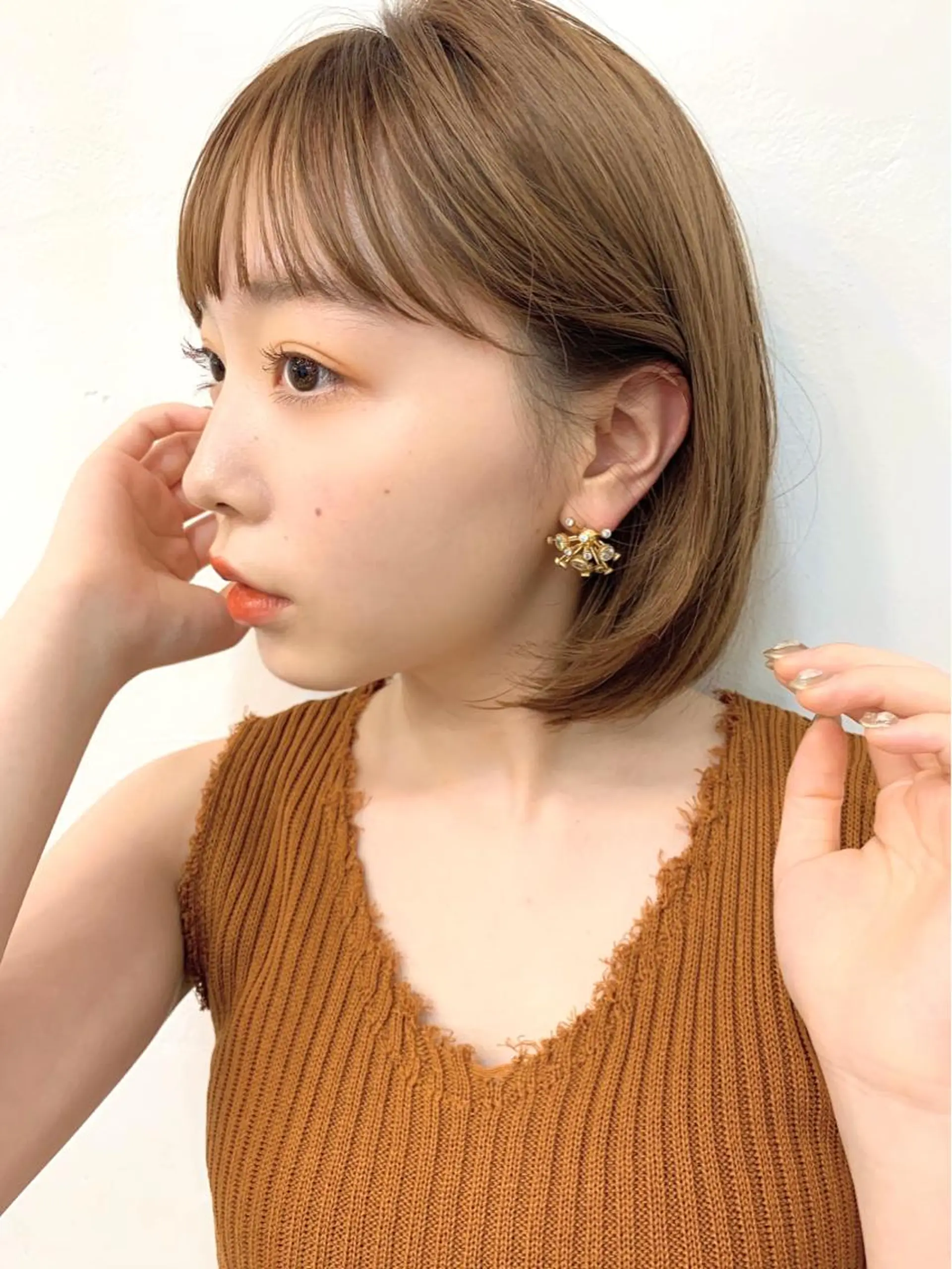 ミディアム カラー ベージュカラー ボブ シースルーバング ヘアカラー トリートメント chama レイヤーカットのヘアスタイル