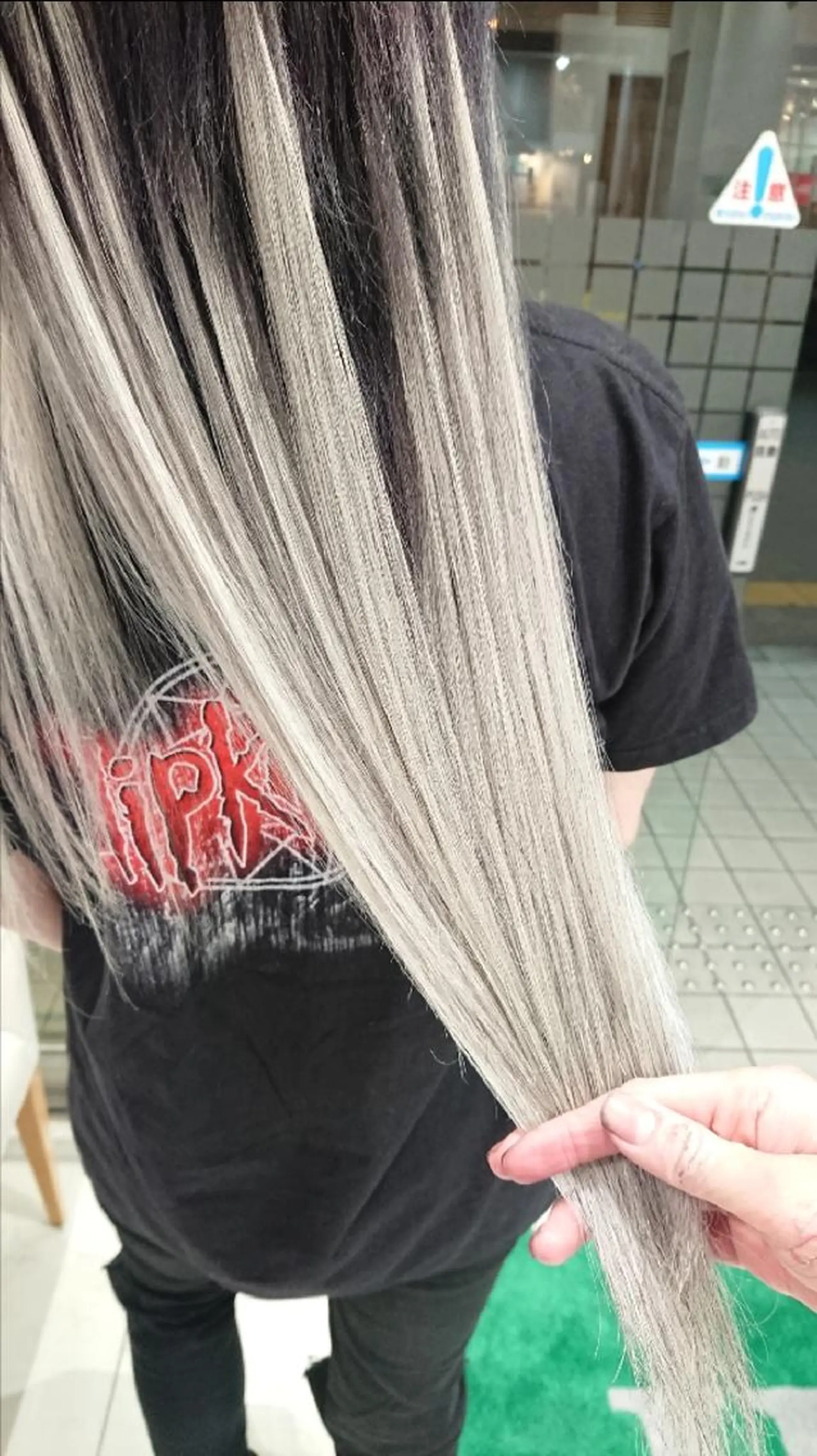 ロング カラー ブリーチ ケアブリーチ シルバー ホワイトシルバー カット ヘアカラー トリートメント あらげ 🌈推しカラー🌈ᵕのヘアスタイル