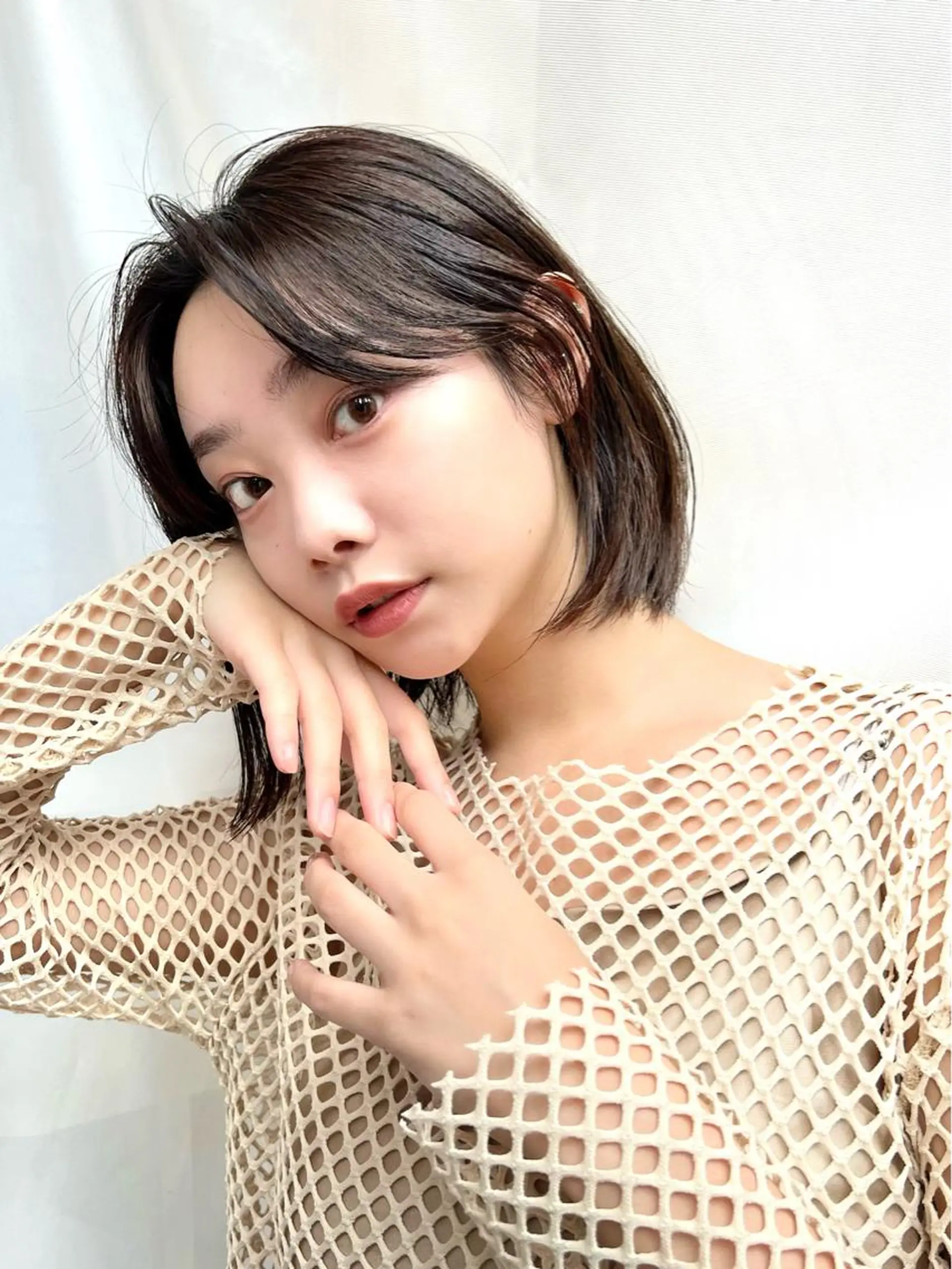 ショート カラー 切りっぱなしボブ 前下がりボブ ブリーチ グレージュ イルミナカラー カット ヘアカラー トリートメント ニュアンスレイヤー ハイトーンカラーのヘアスタイル