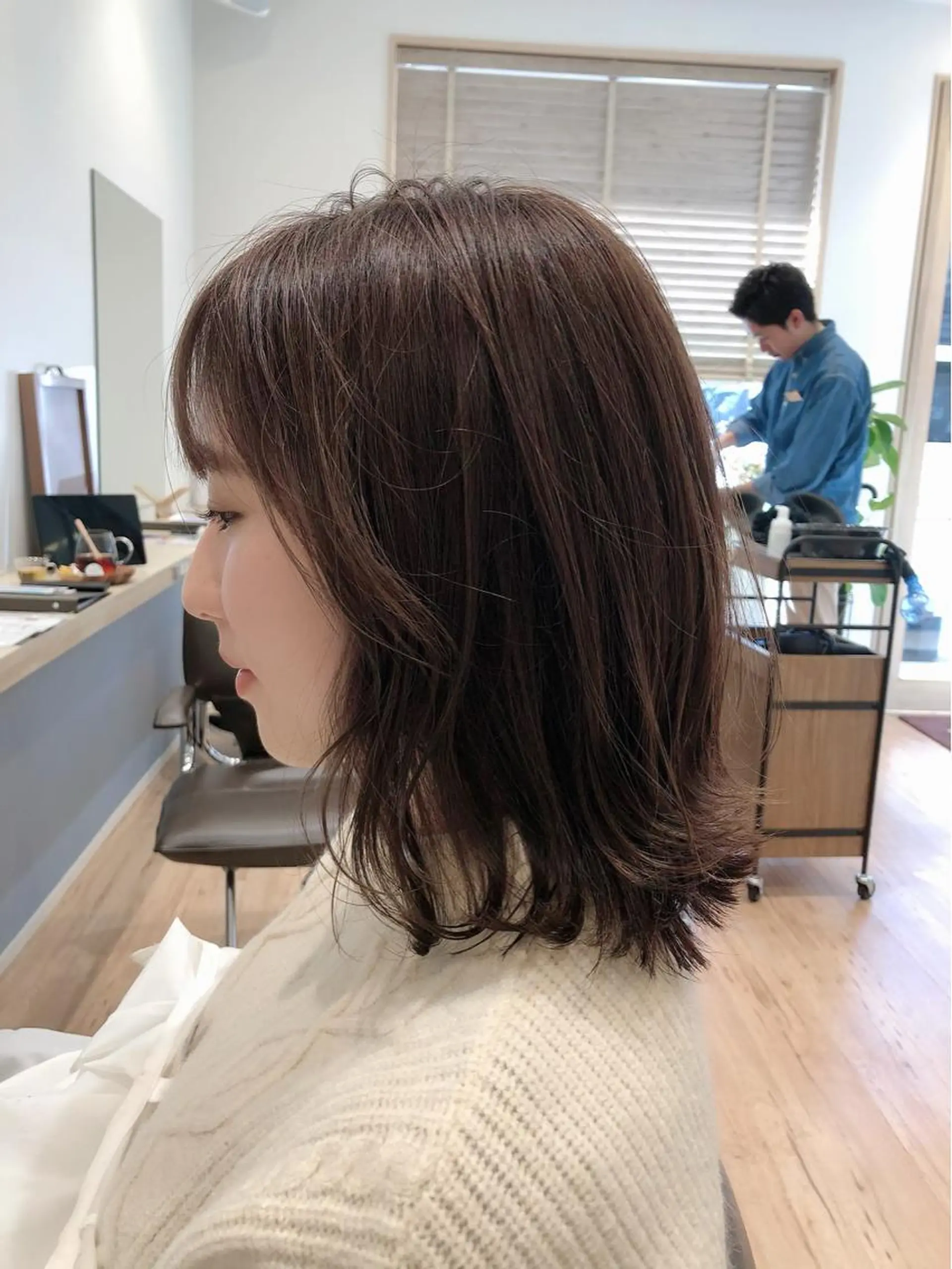 ミディアム 外ハネヘア 白髪ぼかしハイライト 💫ミネ ヒロシのヘアスタイル