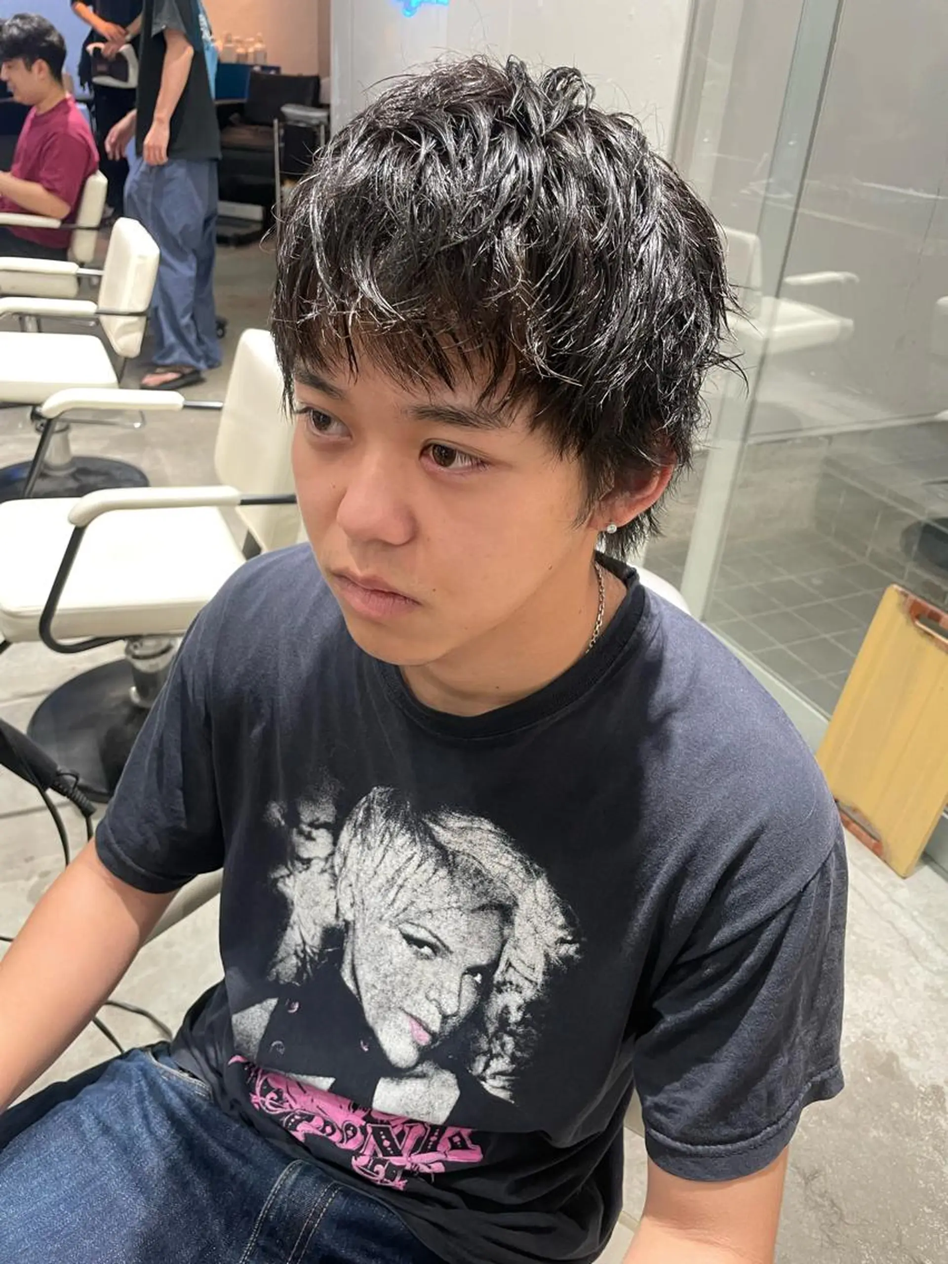 ショート メンズ メンズバレイヤージュ メンズブリーチ センターパート フェードカット メンズハイライト カット トリートメント スパイラルパーマ 🌐hina⭐️のヘアスタイル