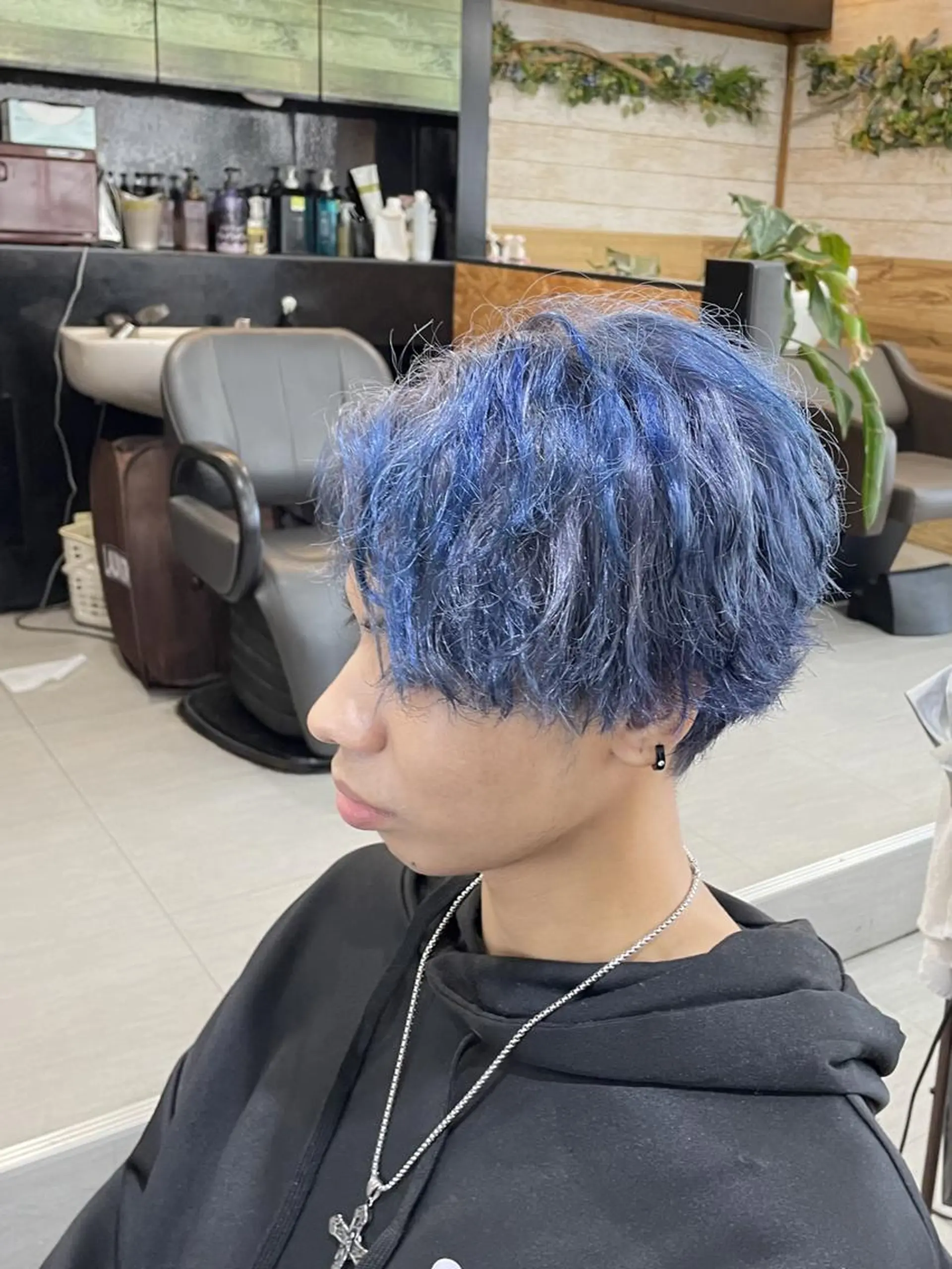 ショート カラー メンズ メンズブリーチ ブリーチ ブルーカラー シルバー soin by poshのヘアスタイル