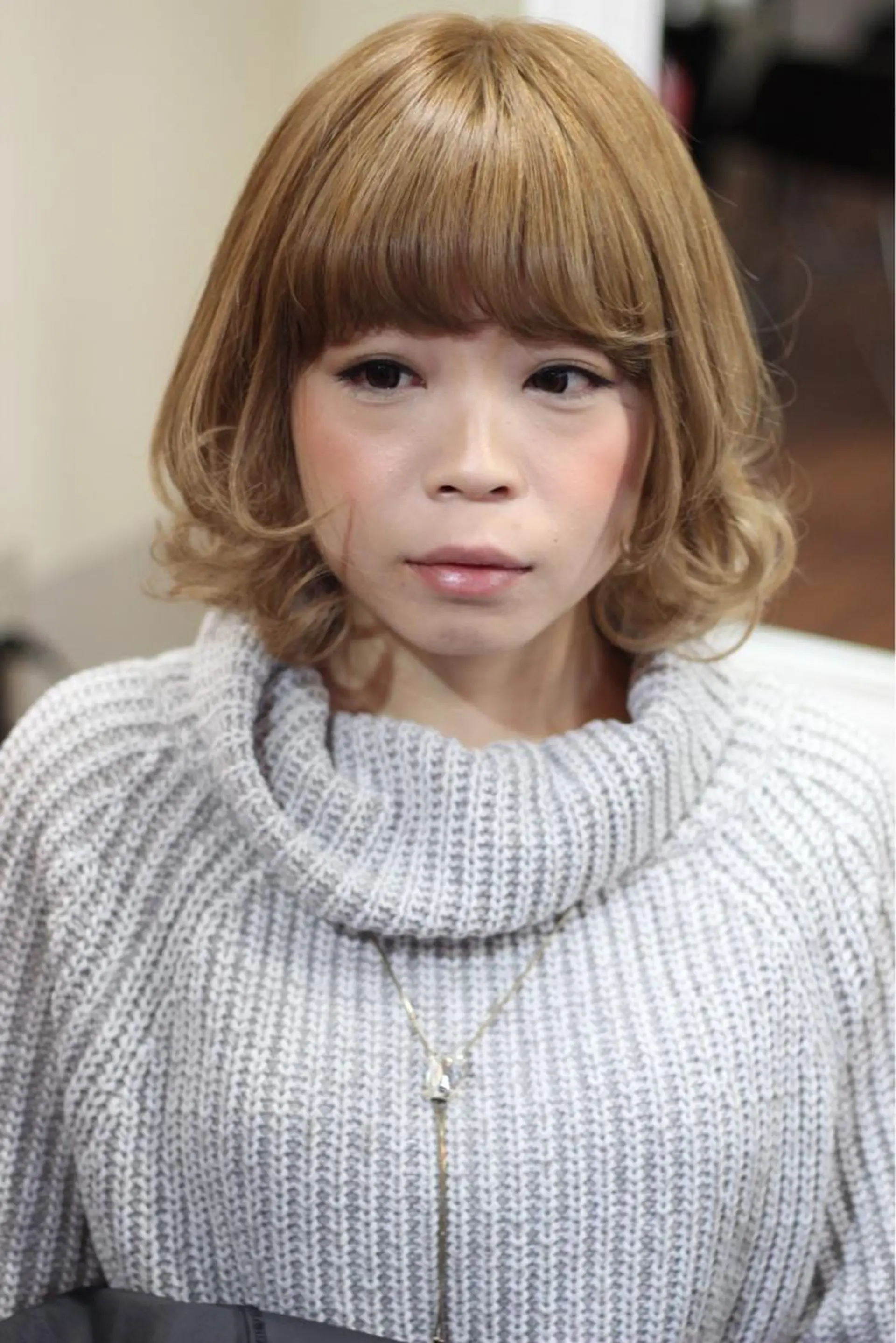 ミディアム セミロング カラー グレージュ ハイトーンカラー 成松 勇治のヘアスタイル