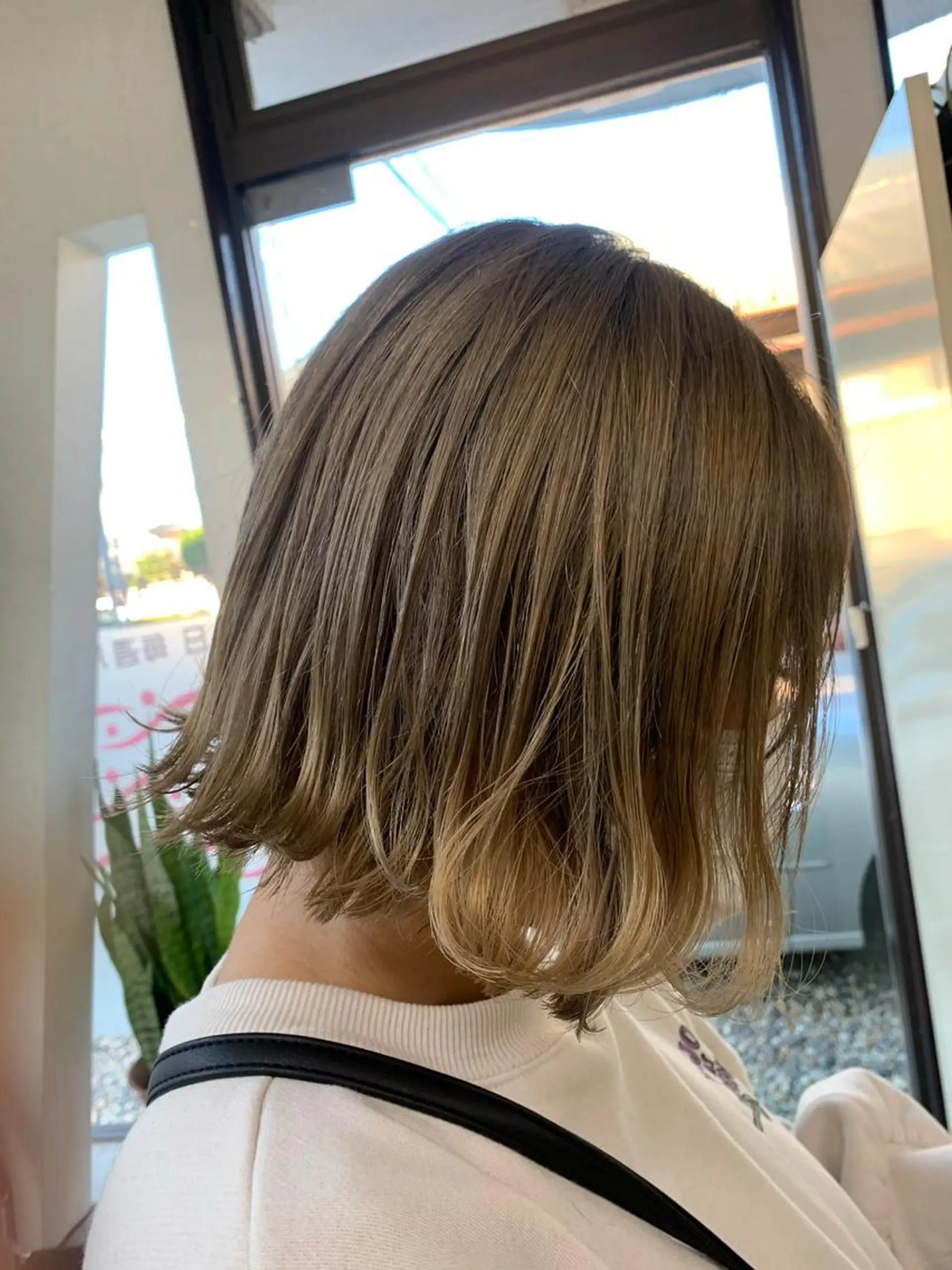 ショート カラー ブリーチ グレージュ ボブ 外ハネヘア 後藤 弓佳のヘアスタイル