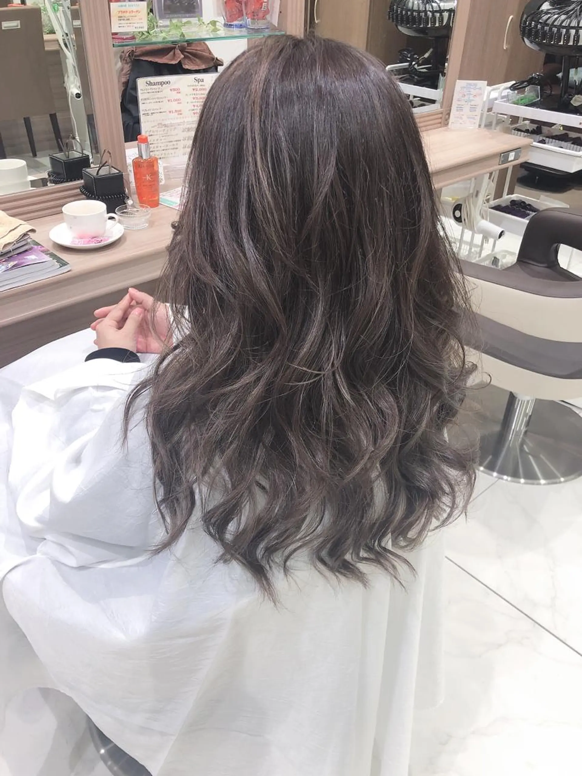 ロング カラー 透明感カラー グレージュ ハイライトカラー イルミナカラー ハイライト 小島 仁美のヘアスタイル