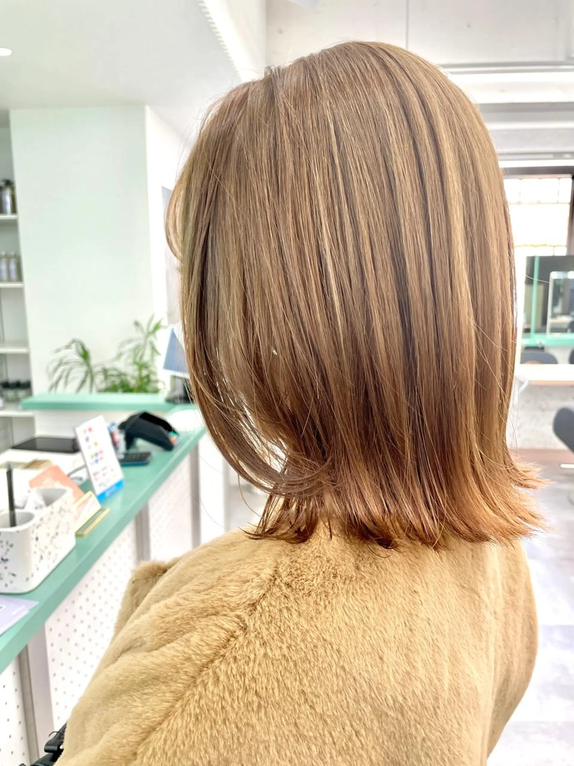 ミディアム カラー ベージュカラー ブリーチ 透明感カラー ハイトーンカラー ミルクティーベージュ ヘアカラー 💚透明感カラー💚 ♻️本間♻️のヘアスタイル