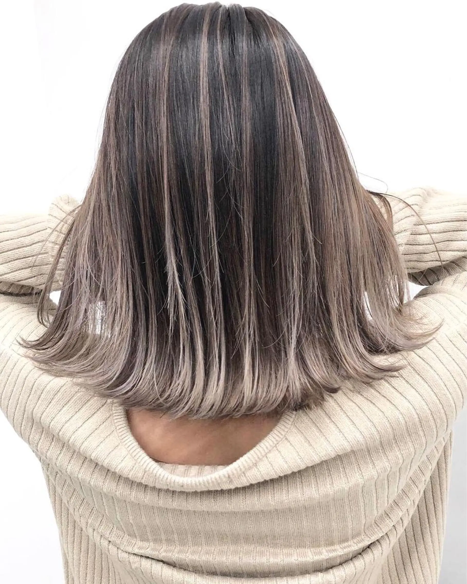 ミディアム カラー ヘアアレンジ バレイヤージュ シルバー レイヤーカット 🦄インナーカラー 🦄貫井彩花のヘアスタイル