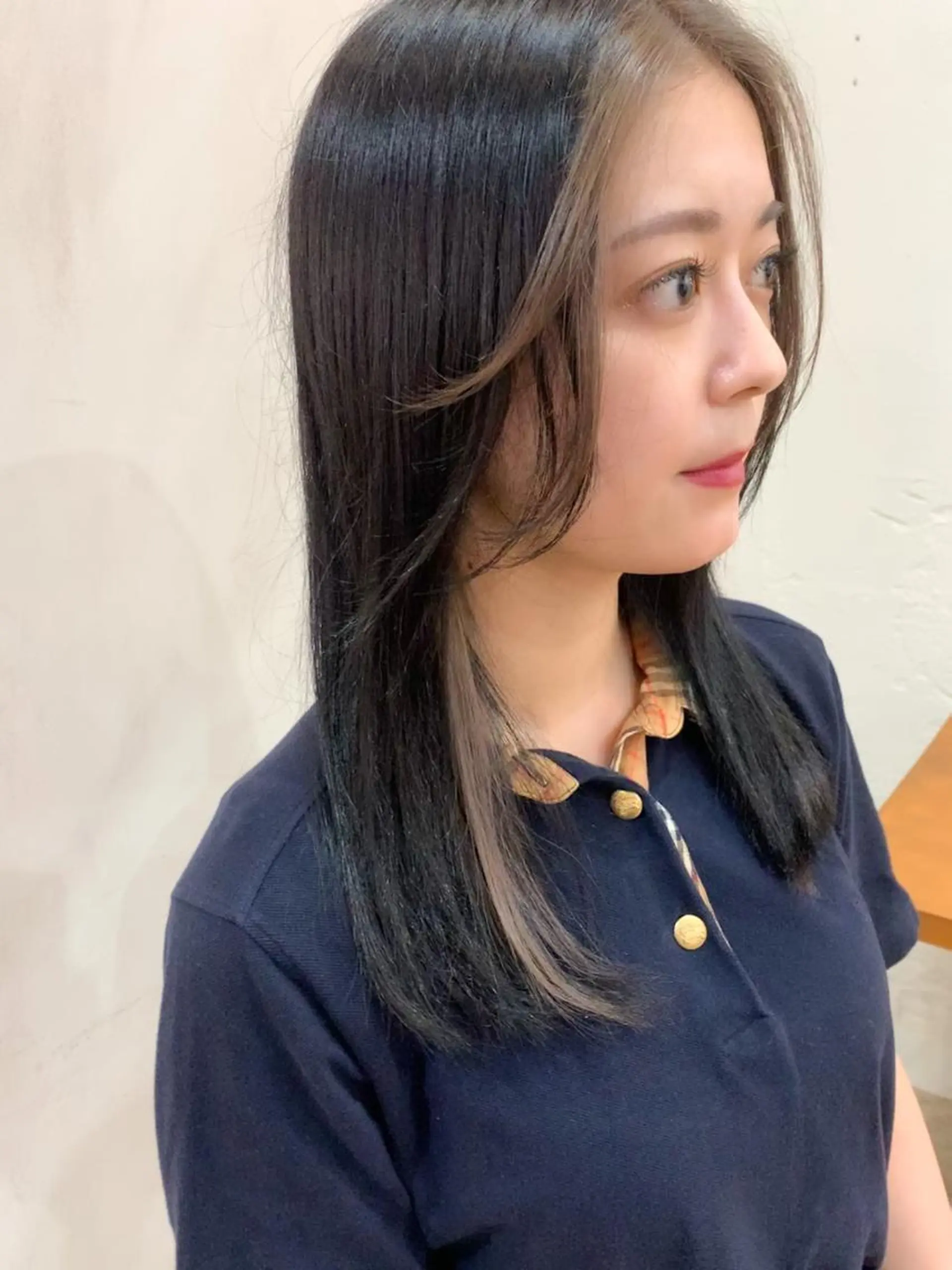 ミディアム カラー アッシュ インナーカラー ミルクティーアッシュ ヘアカラー トリートメント 透明感カラー特化型 NAOKIのヘアスタイル