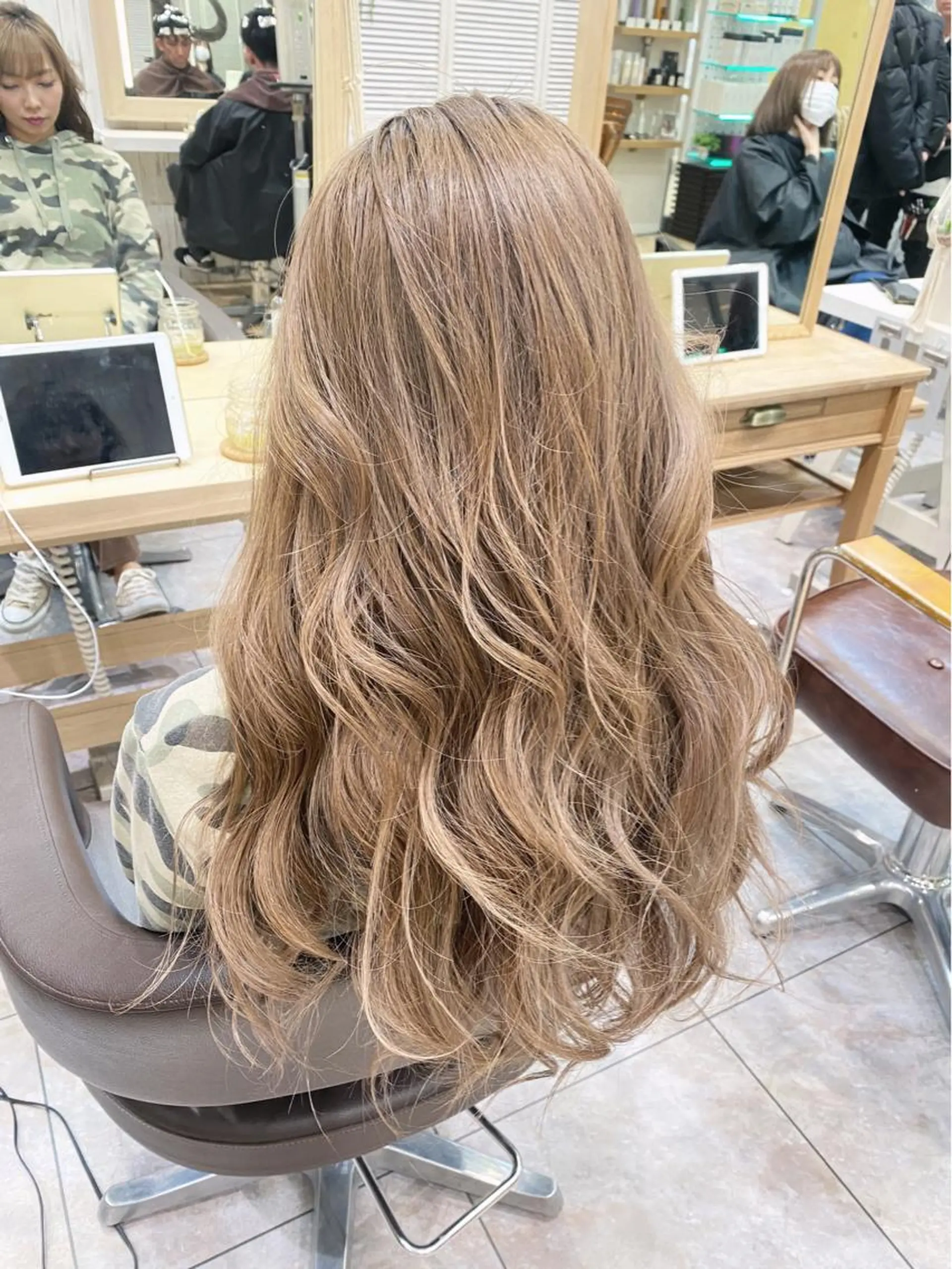 ロング まお♡レイヤーカット 耳ツボジュエリーのヘアスタイル