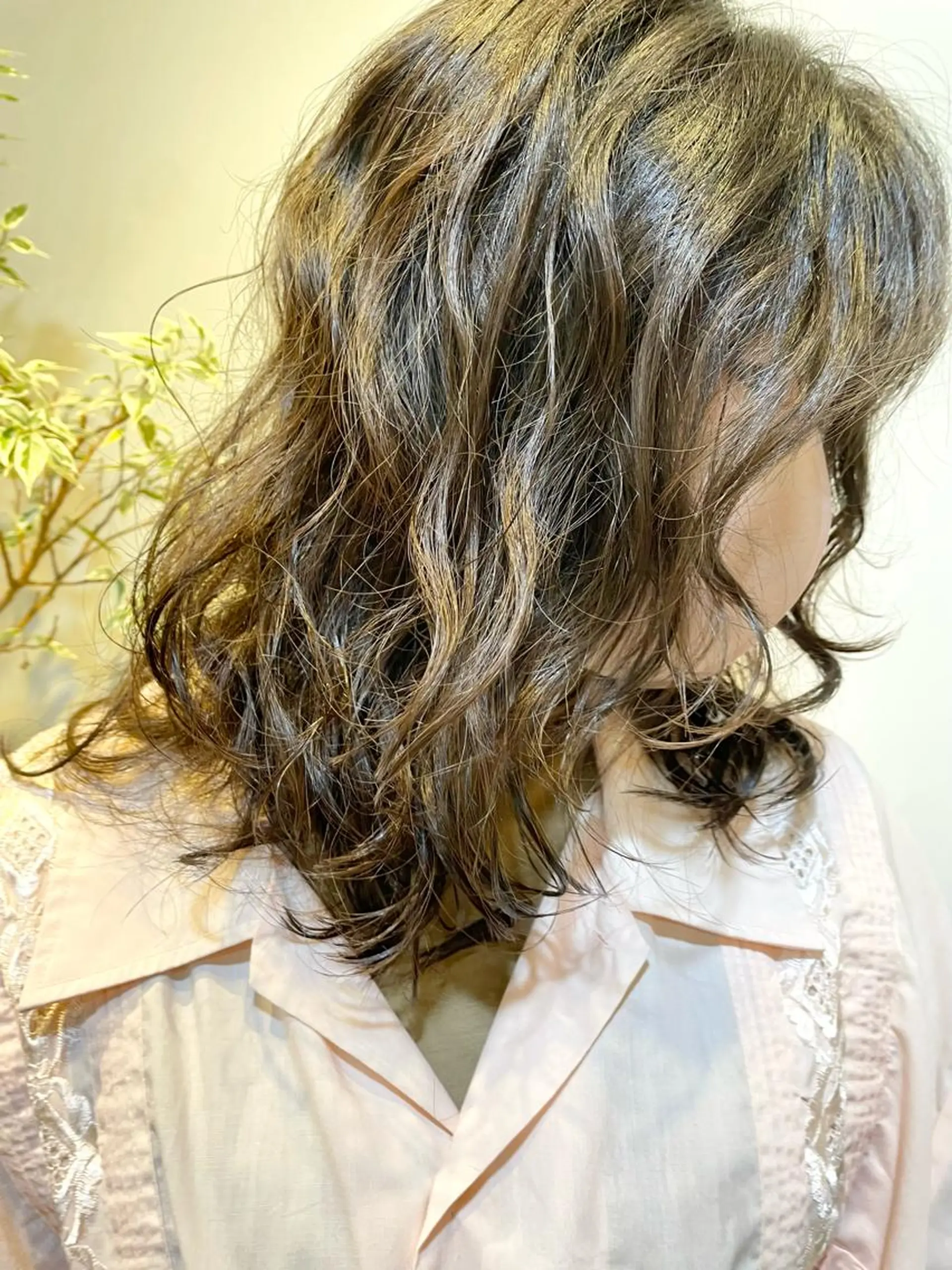 ミディアム カラー パーマ ミディアムパーマ オリーブカラー カット パーマ トリートメント レイヤー／似合わせ TAKUYAのヘアスタイル