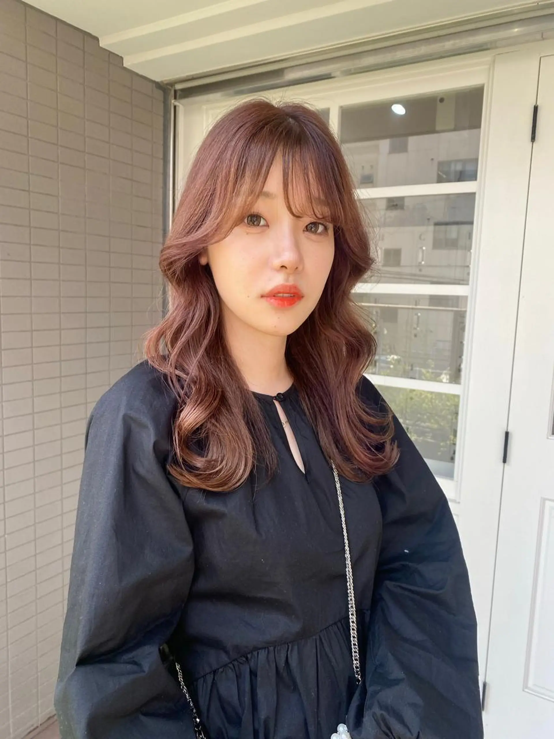 ロング アイブロウ Juri 暖色/ツヤ感カラーのヘアスタイル