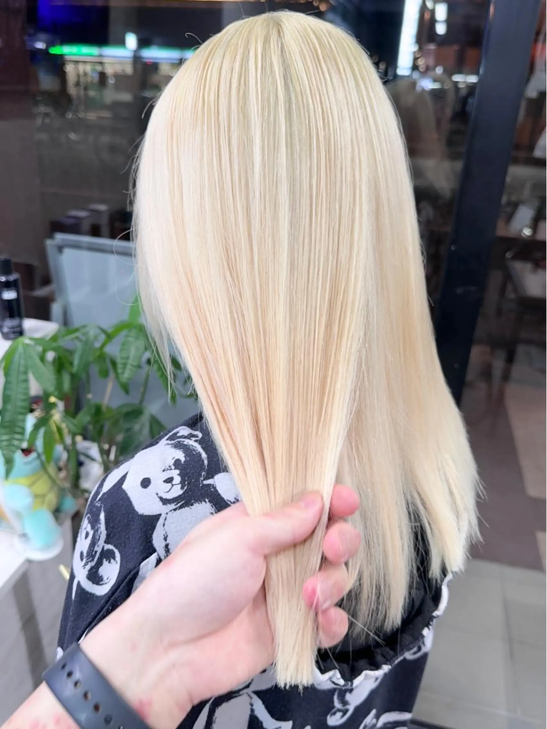ロング 前髪カット🩶レイヤ ー🩶ハイトーン🩶のヘアスタイル
