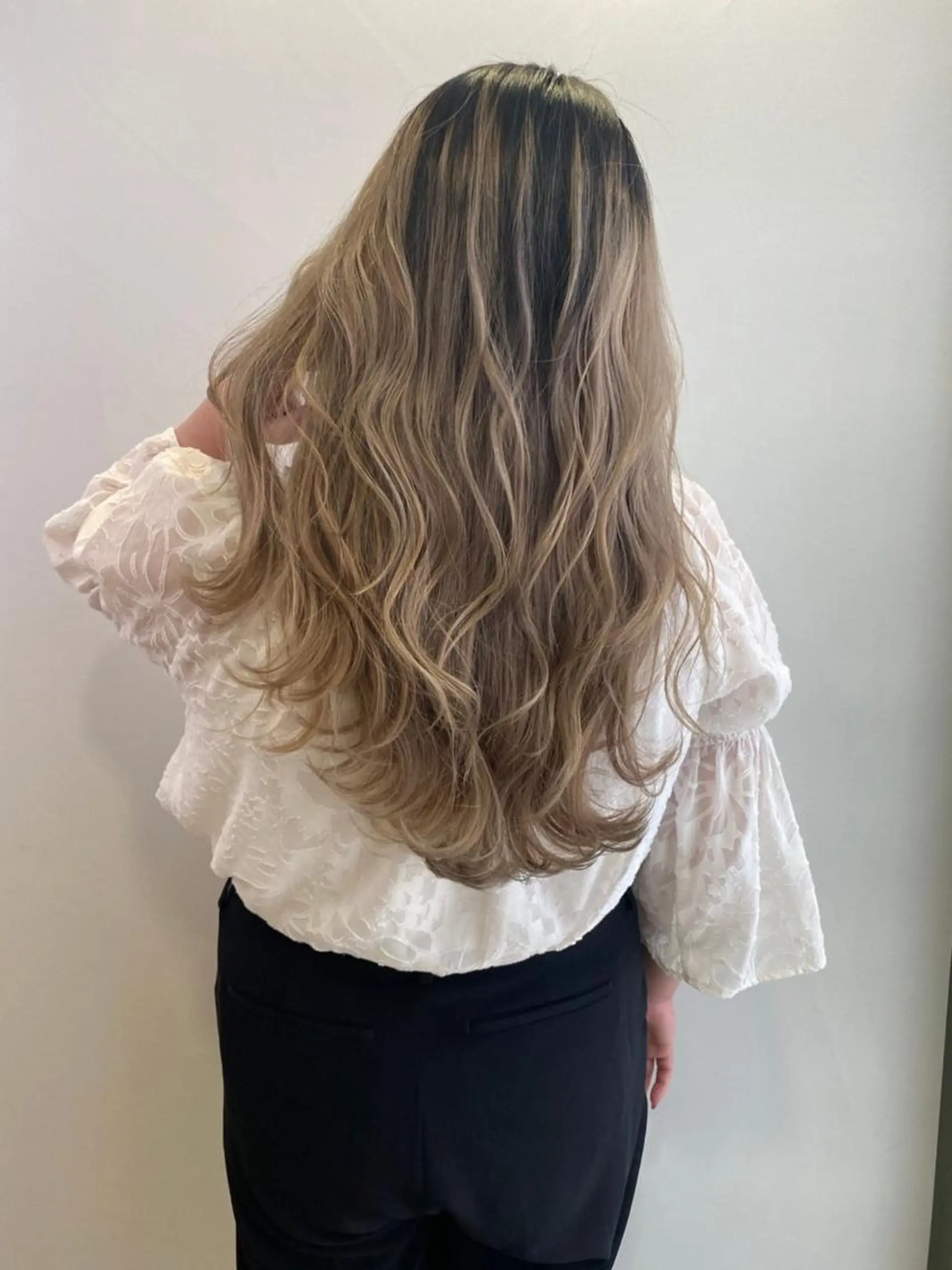 ロング カラー パーマ ヘアアレンジ シールエクステ アッシュ バレイヤージュ ベージュカラー ブリーチ L. OSAKAのヘアスタイル