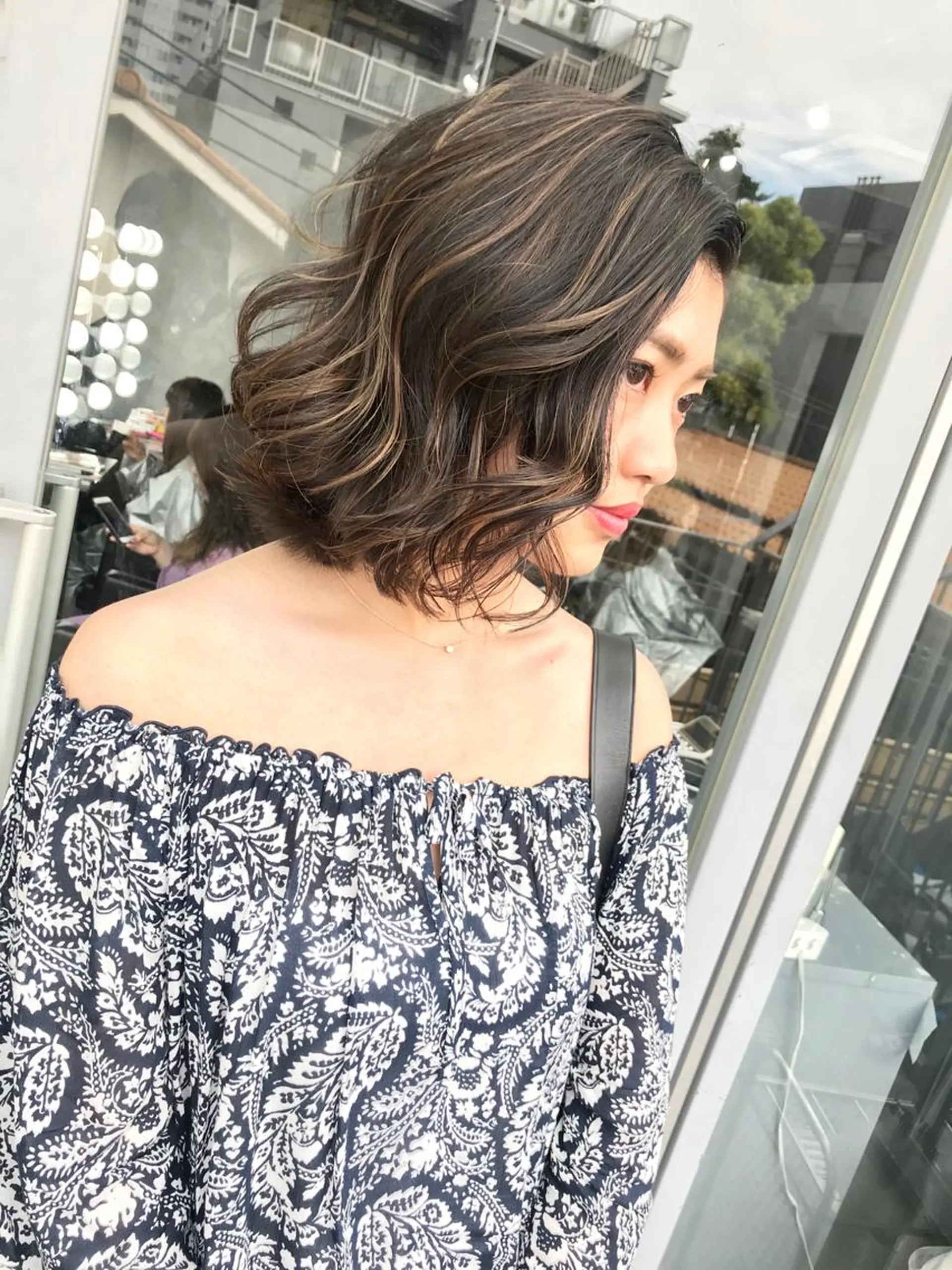 ミディアム カラー グレージュ TOMOYAレイヤー ブリーチ縮毛矯正のヘアスタイル