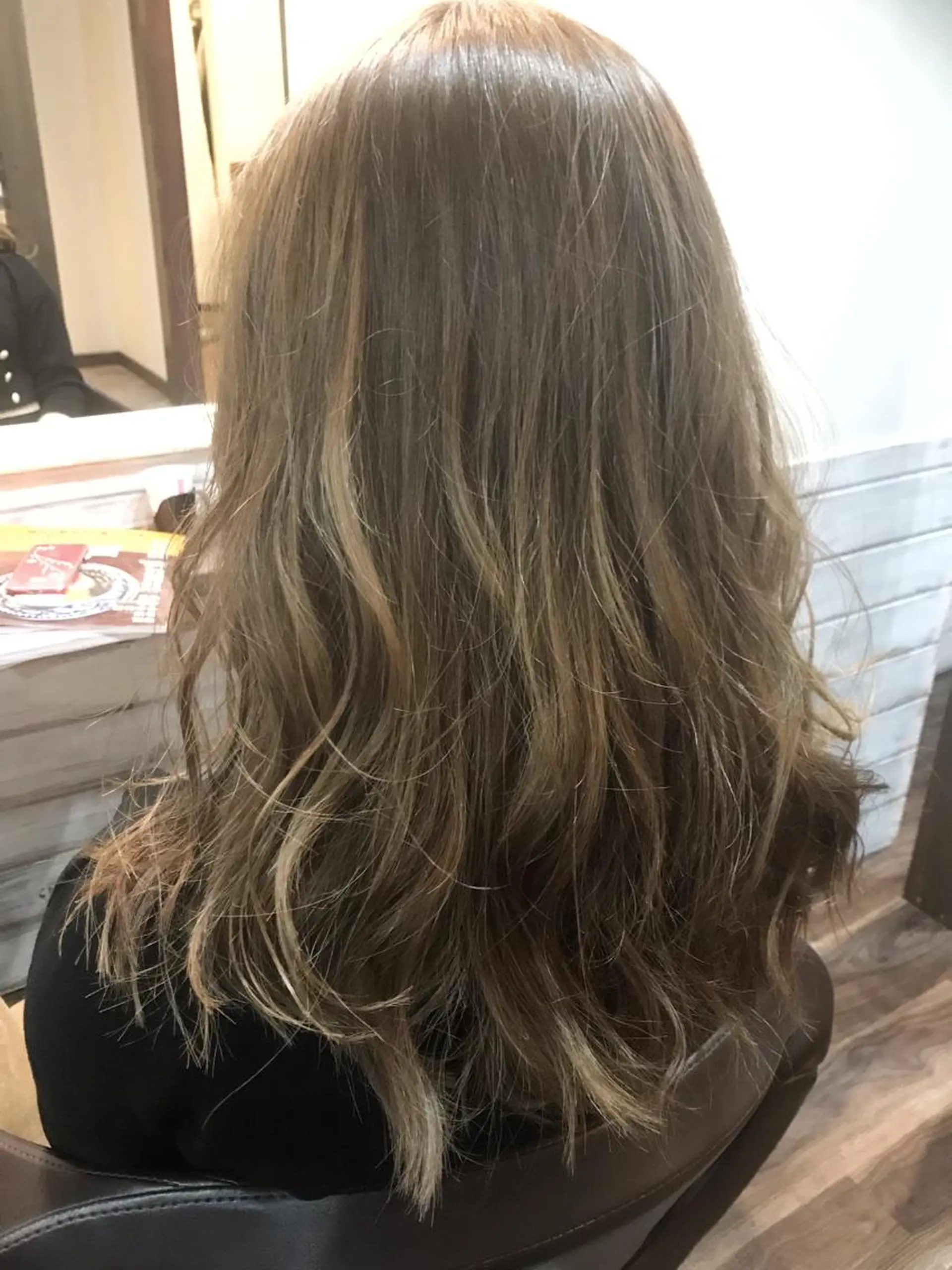 ロング カラー ヘアアレンジ アッシュ バレイヤージュ ミルクティーアッシュ レイヤーカット ヘアカラー トリートメント まつげと美容室/ 個室/瀬戸 一菜のヘアスタイル