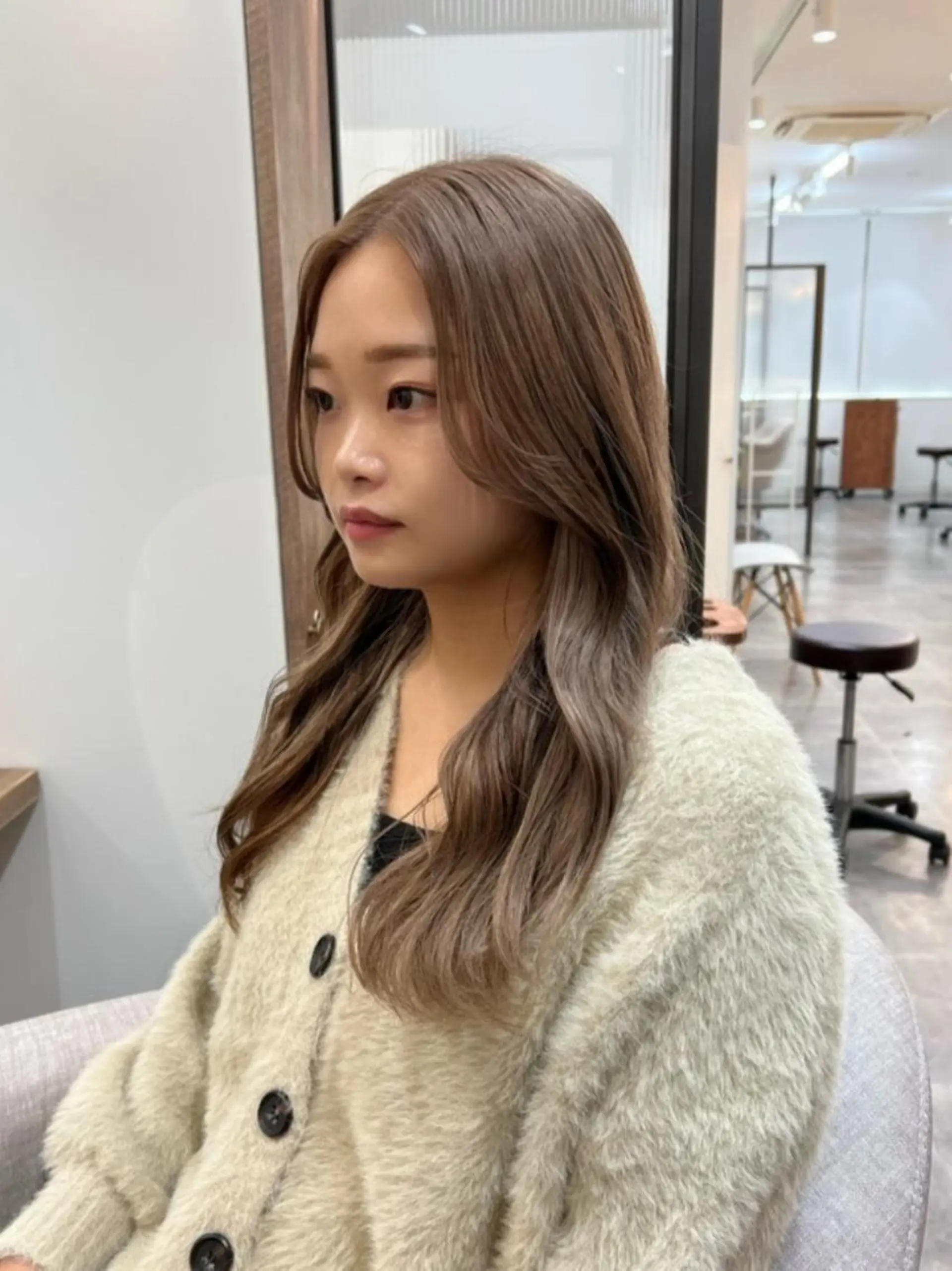 ロング カラー ベージュカラー ブリーチ ミルクティーベージュ カット ヘアカラー トリートメント Ami アミのヘアスタイル