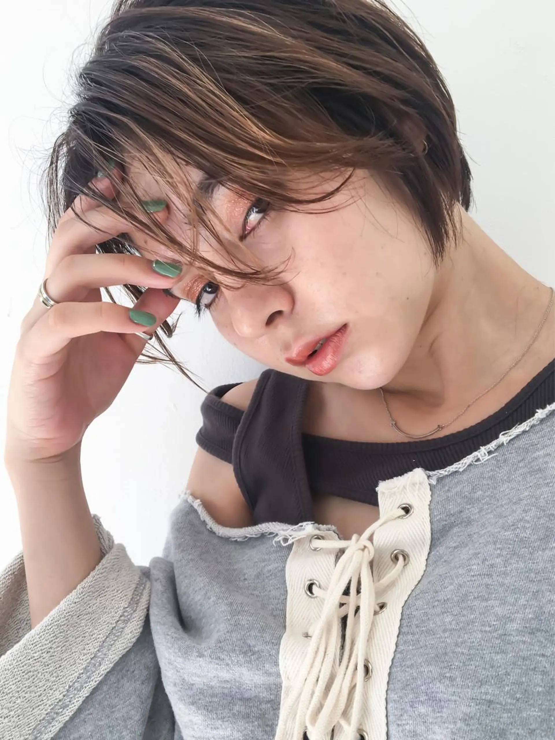 ショート ショートボブ ボブ ハイライト ショートヘア nuu所属・💜ショート💜 ウルフ、ボブ二色亜美のヘアスタイル