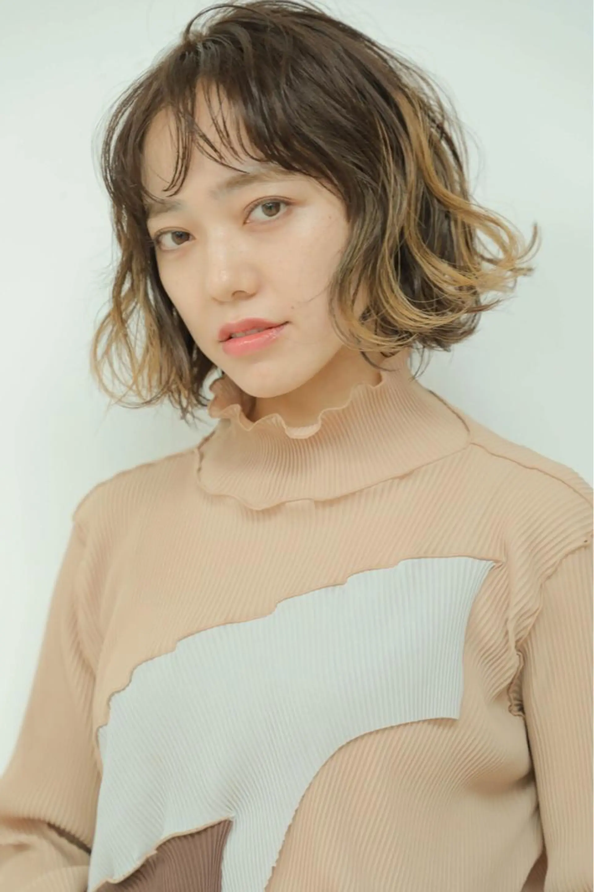 ミディアム アッシュ ボブ くせ毛 斜めバング ハイライト REVE所属・馬場  麻応のヘアスタイル