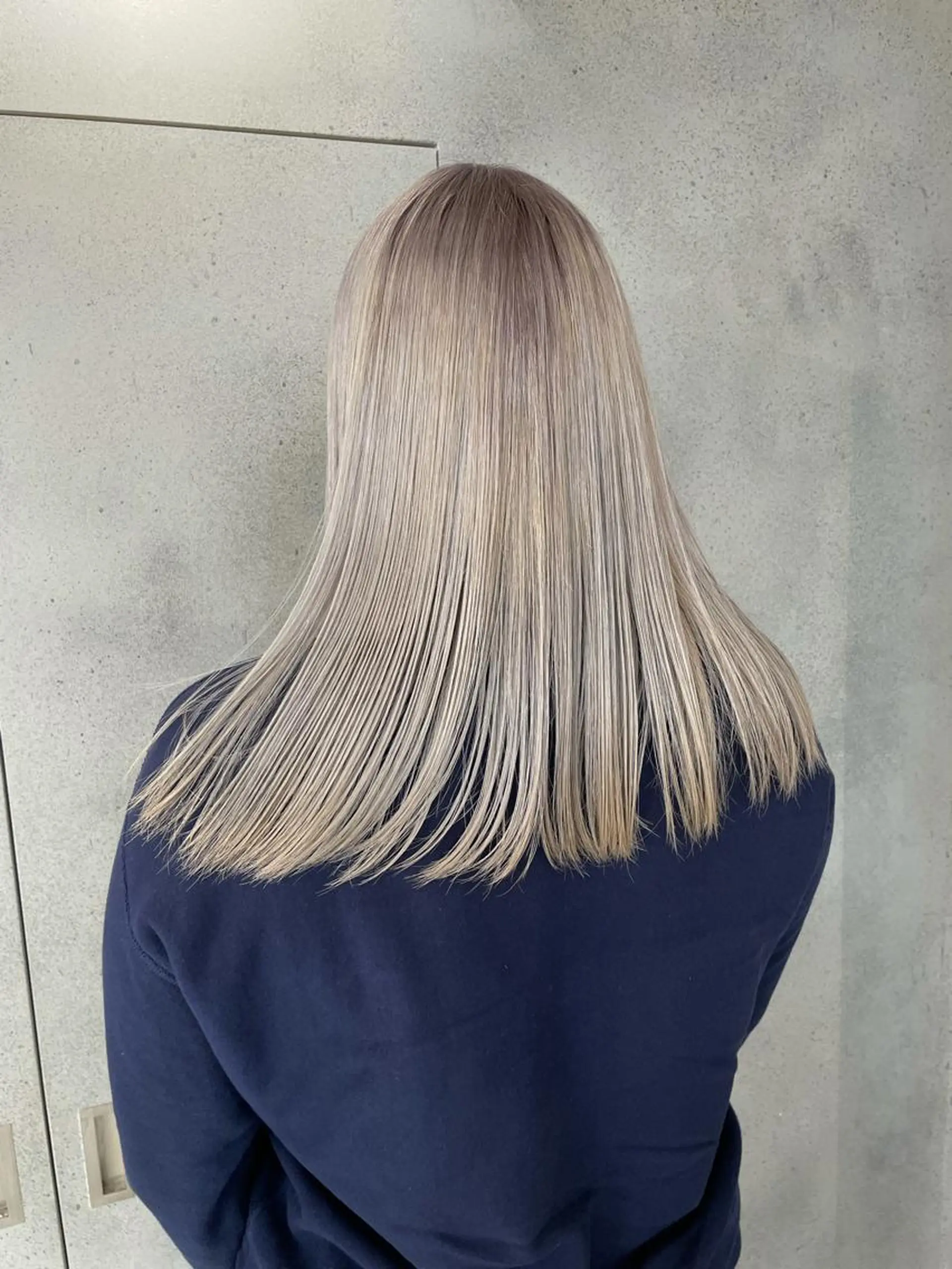 セミロング カラー ブリーチ ブロンド ホワイトブロンド vain所属・パーマウルフショート 濱田匠のヘアスタイル