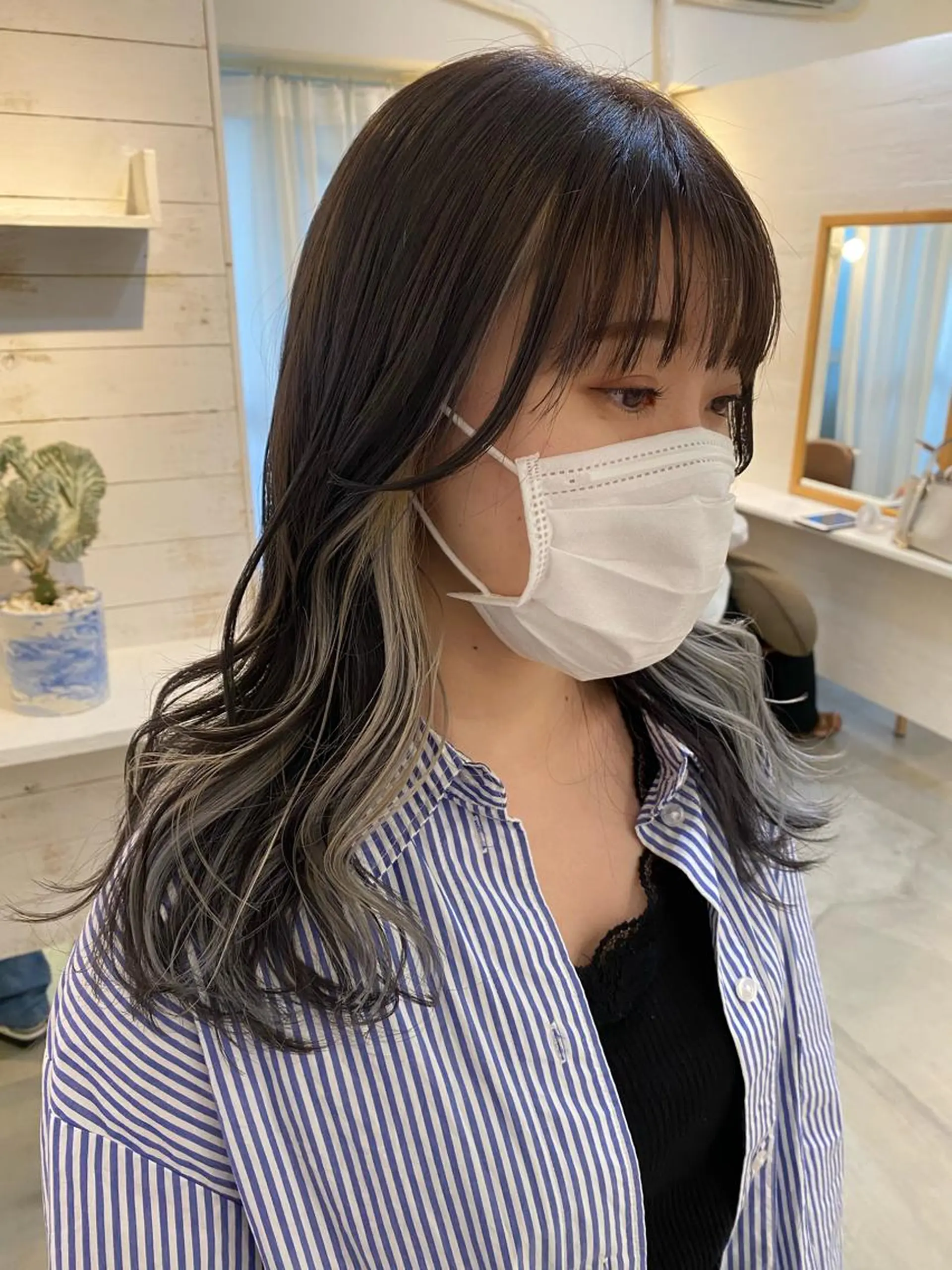 ロング カラー ベージュカラー インナーカラー ホワイトベージュ ブリーチなしカラー レイヤーカットのヘアスタイル