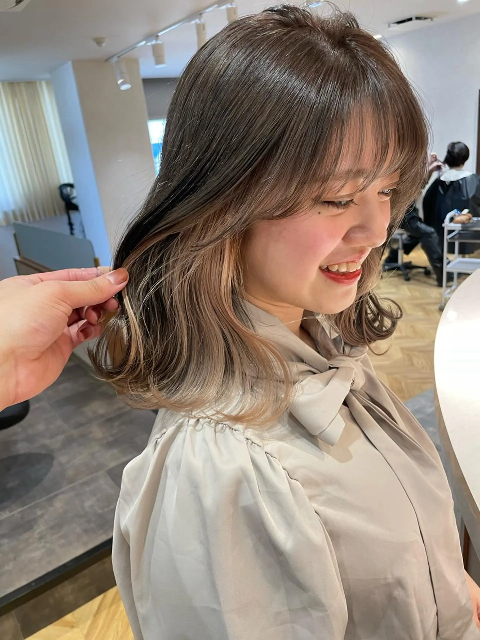 セミロング ミストバング 韓国風カラー 卒業式のヘアスタイル 髪質改善 韓国風ヘア ViVIE所属・VIVIE天神 ブリーチのヘアスタイル