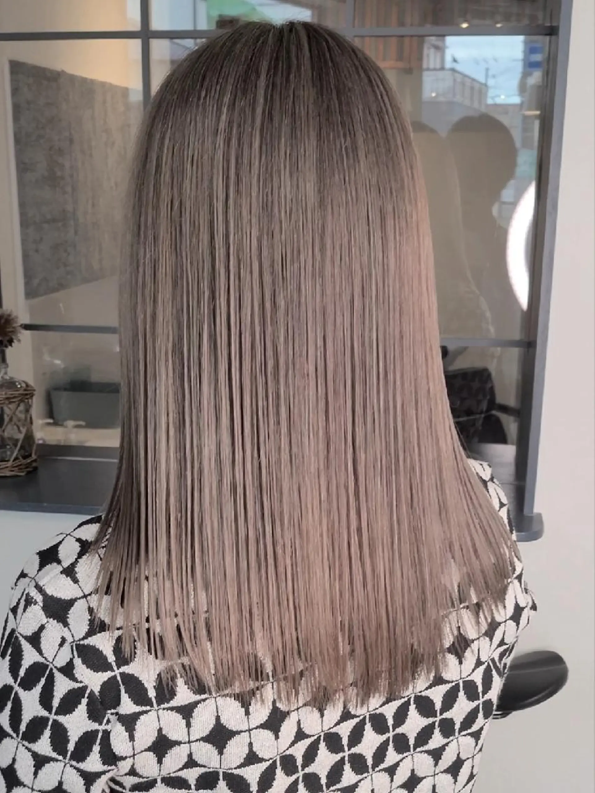 セミロング カラー ブリーチカラー🌈 嘉名 真樹のヘアスタイル