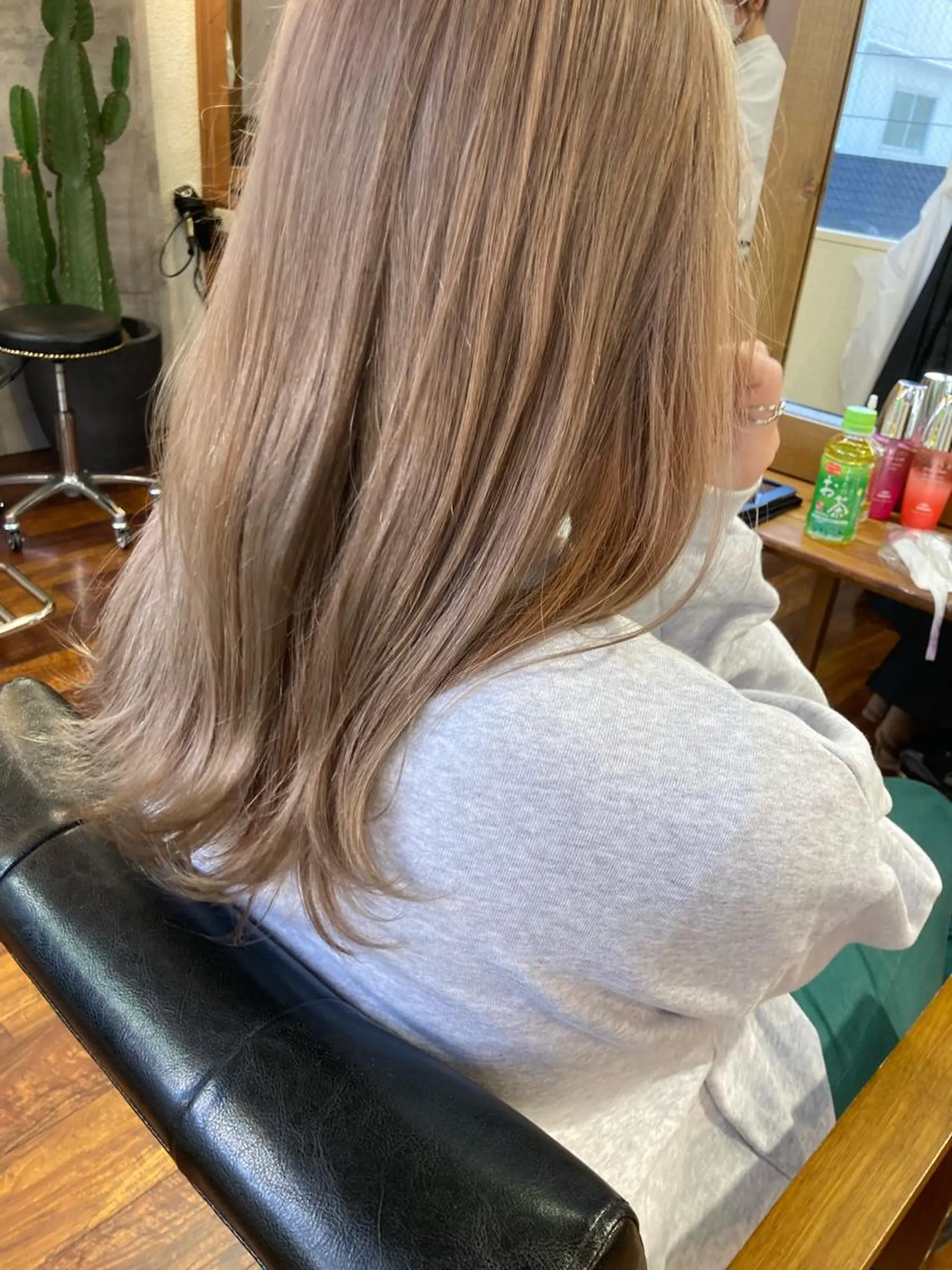 セミロング カラー ベージュカラー ブリーチ ペールベージュ ヘアカラー 小木曽智美 /ボブ/ショートのヘアスタイル