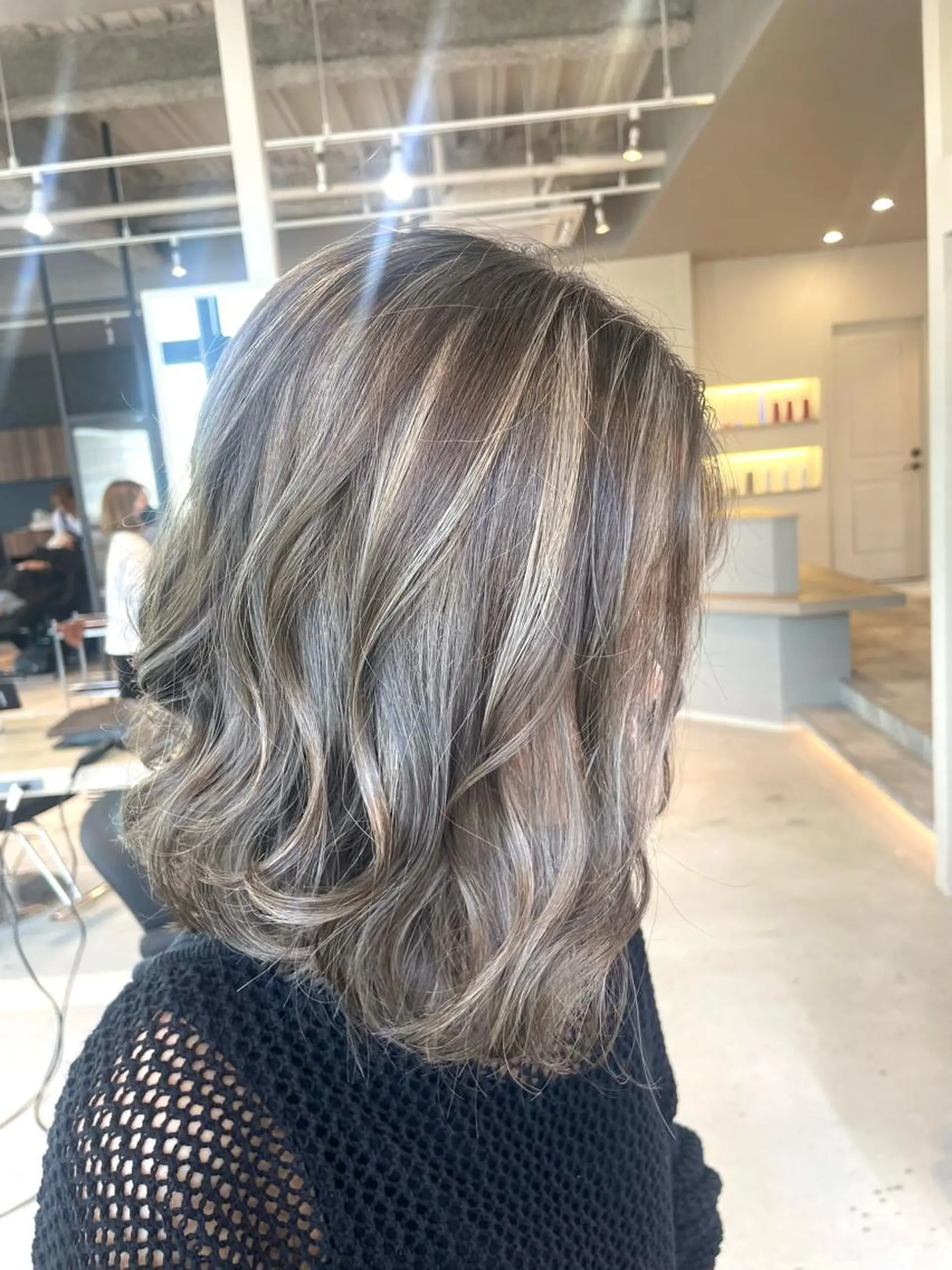 ミディアム ハイライト ヘアカラー Lia所属・皆木 智晴のヘアスタイル