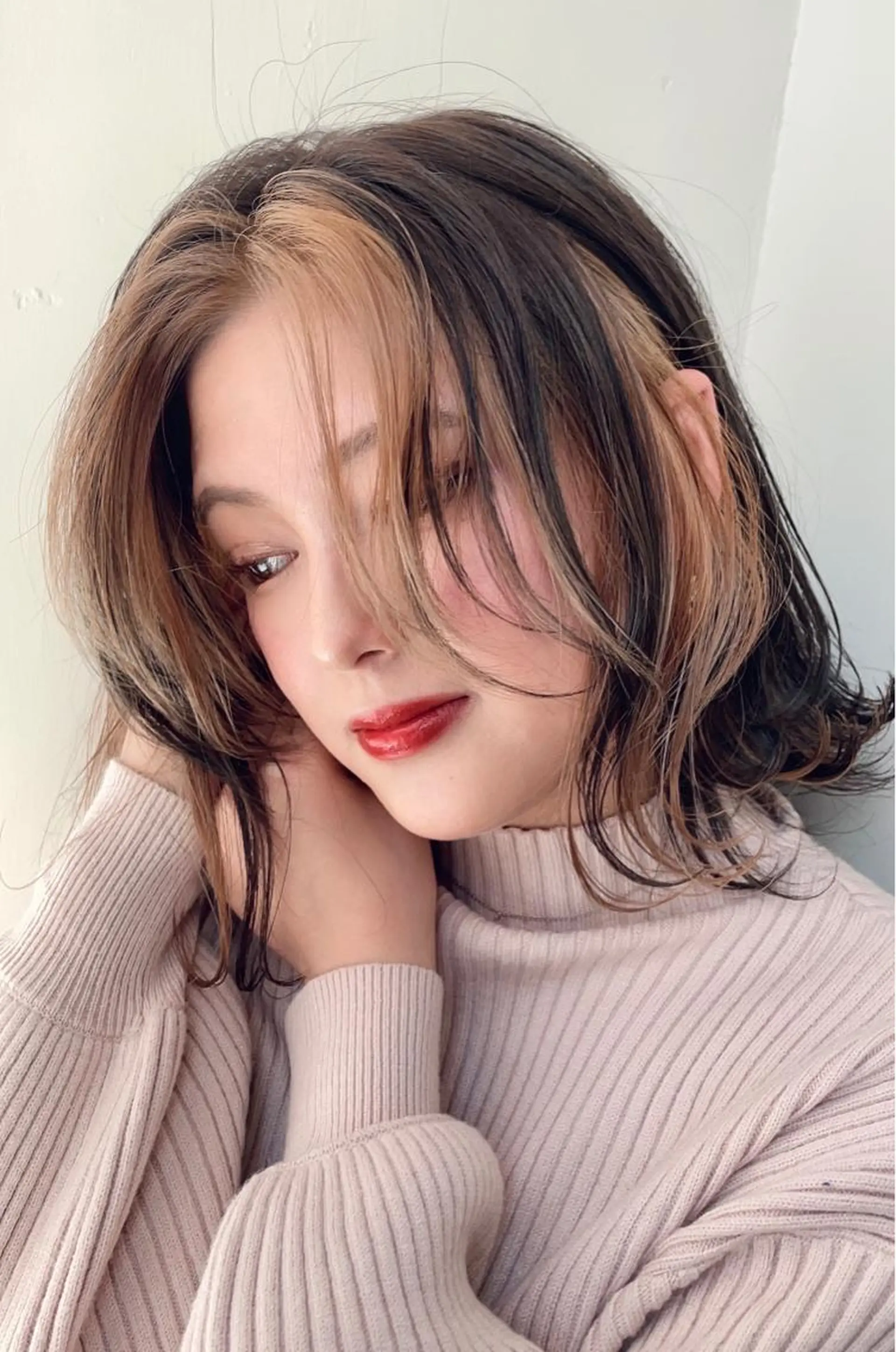 ミディアム カラー ハイライトカラー インナーカラー ハイライト 元町神戸 國井椋介のヘアスタイル