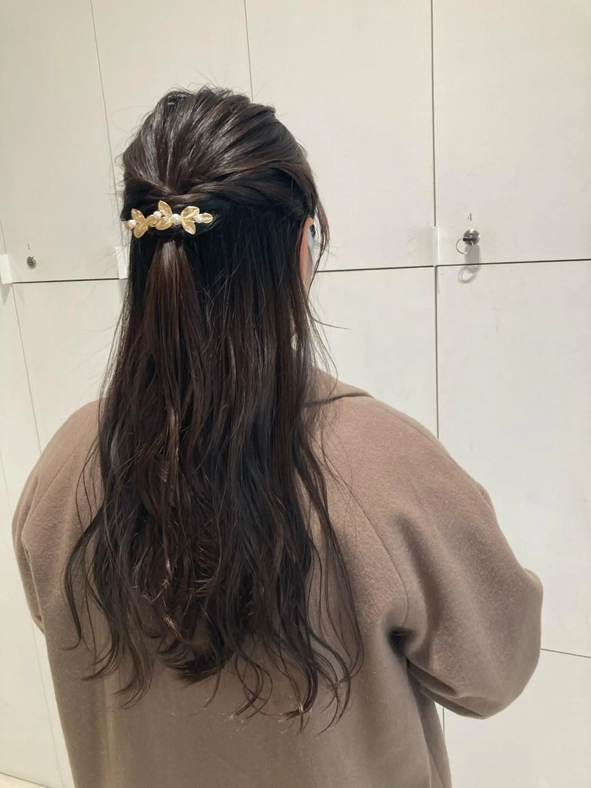ロング ヘアアレンジ ハーフアップ オリーブカラー🫧 nanohaのヘアスタイル