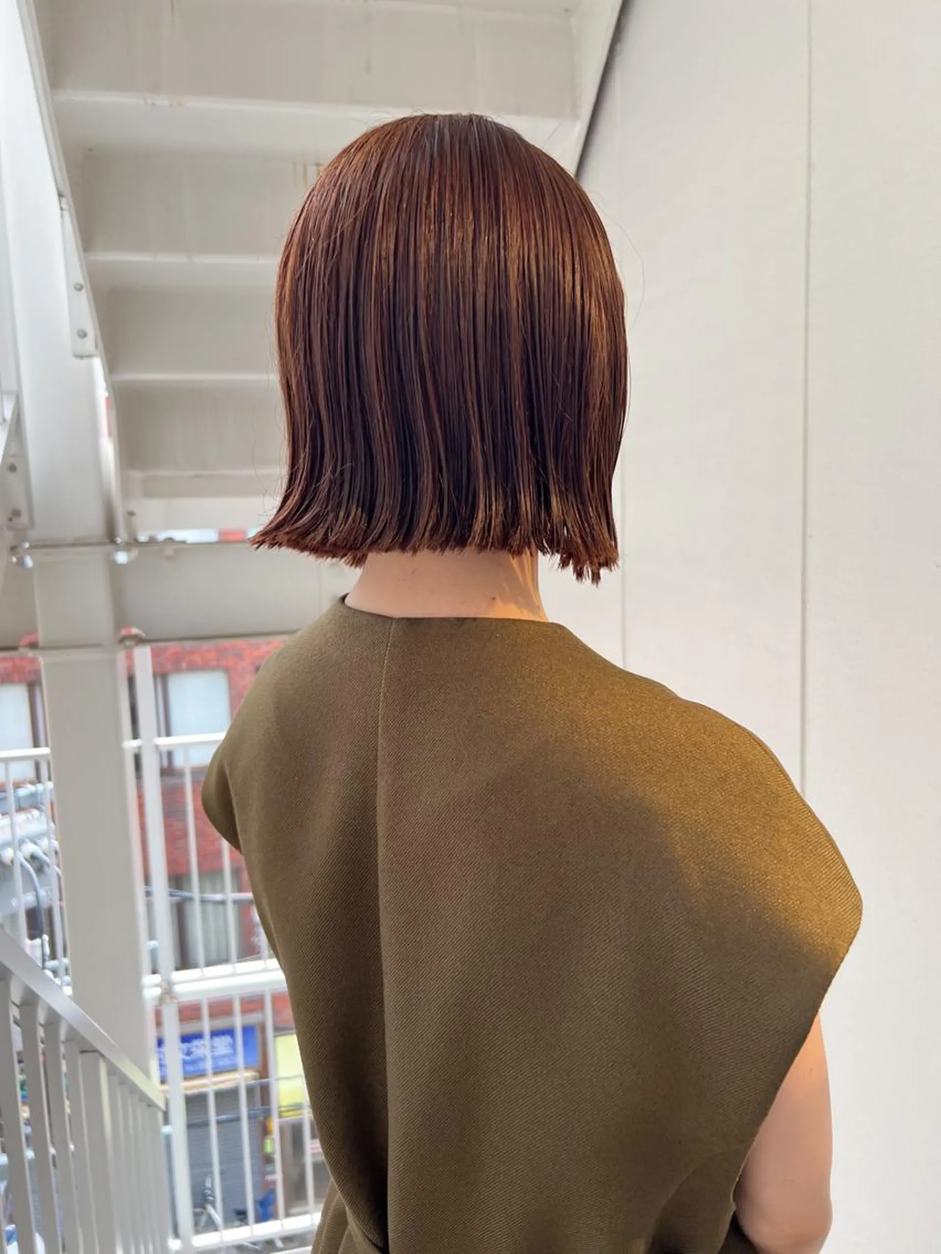 ショート カラー 切りっぱなしボブ ショートボブ ベージュカラー ブリーチ ブロンド a moment(モーメント)所属・蔵前 デザインカット KOBAYASHIのヘアスタイル