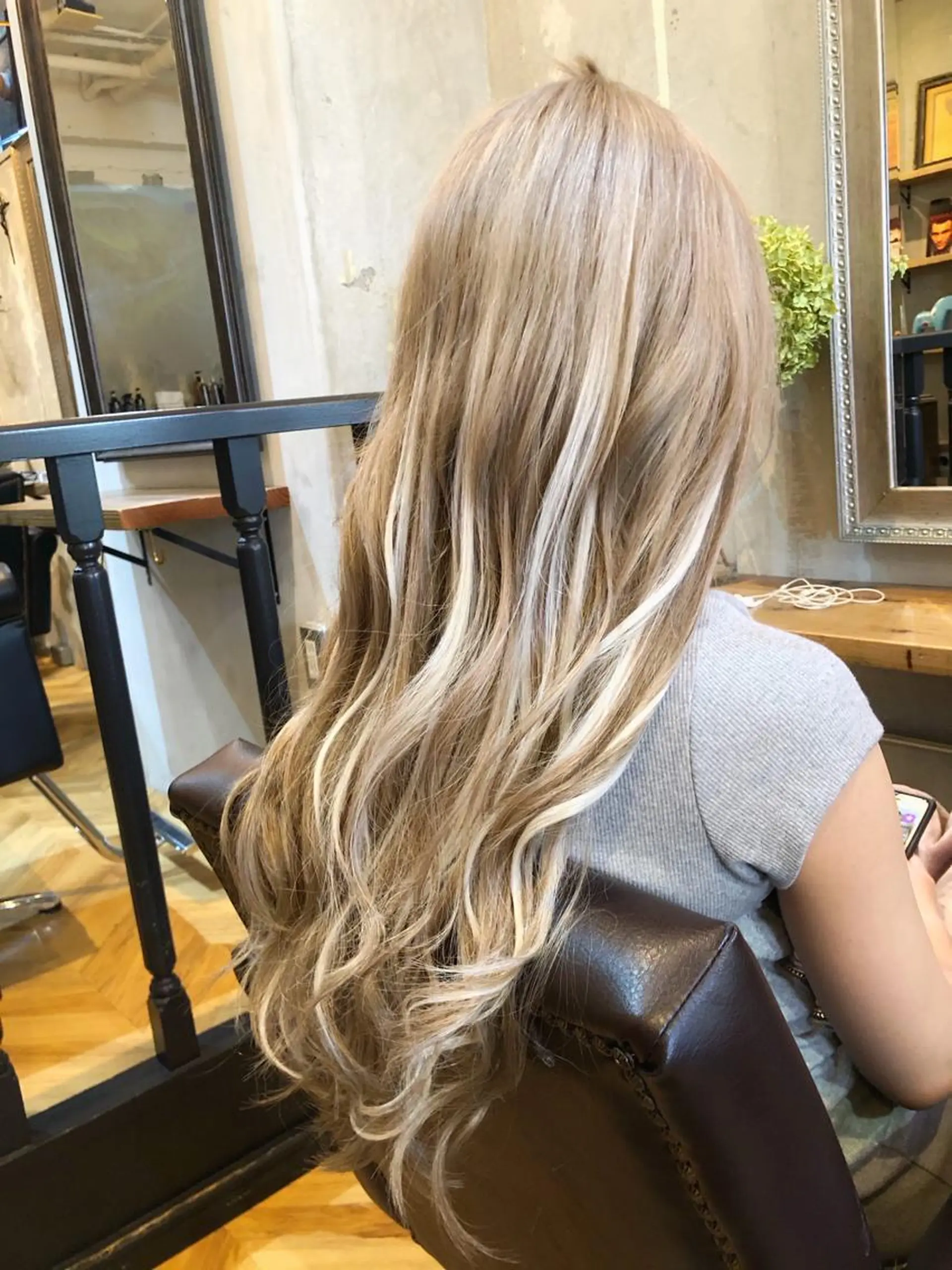 ロング カラー シールエクステ ミストバング ベージュカラー ブリーチ ダブルカラー カット ヘアカラー エクステ エクステ指名No.1 【店長】橘田のヘアスタイル
