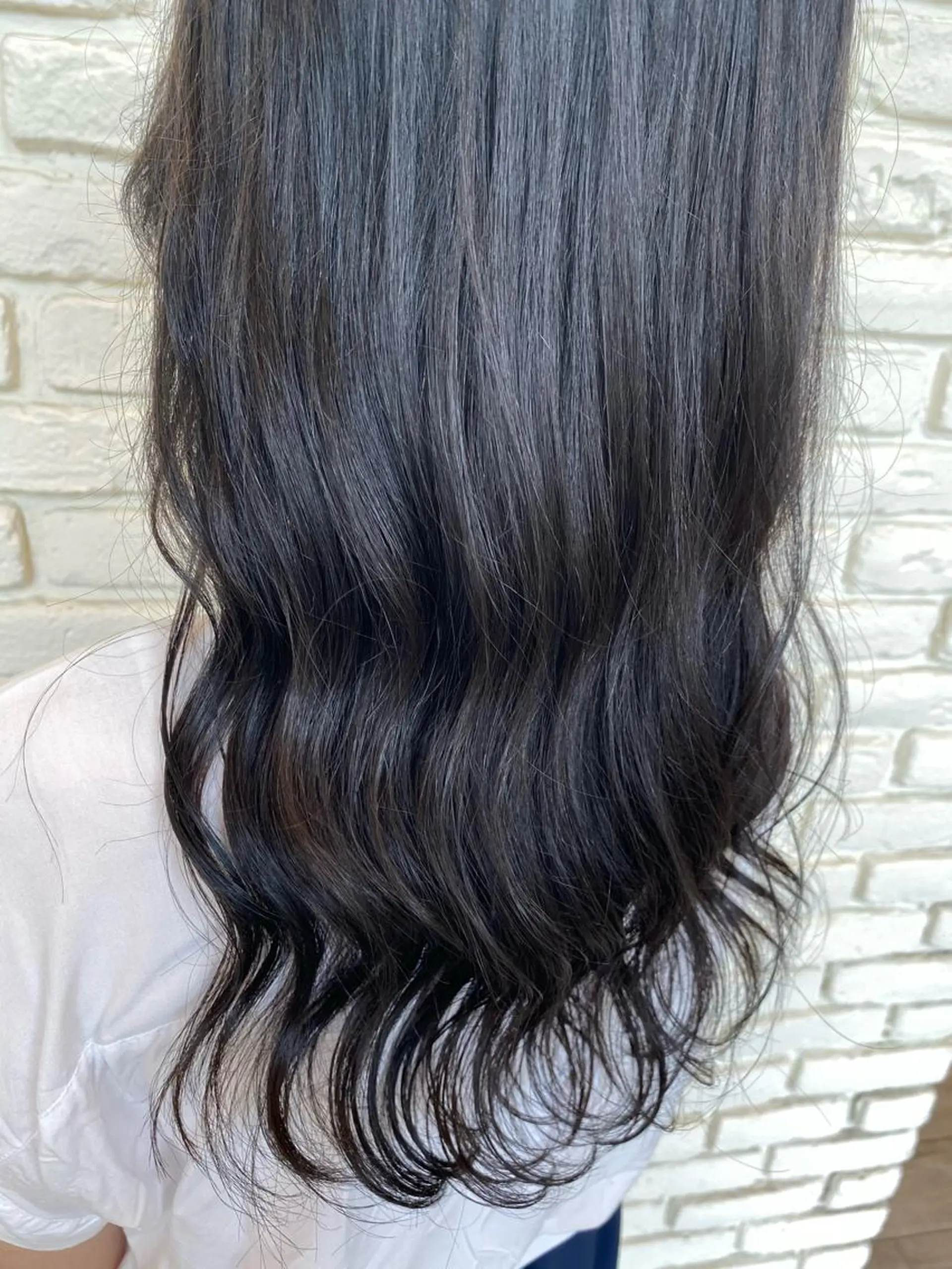 セミロング カラー 黒髪 ブルーカラー ブルーブラック 小畑 杏実のヘアスタイル