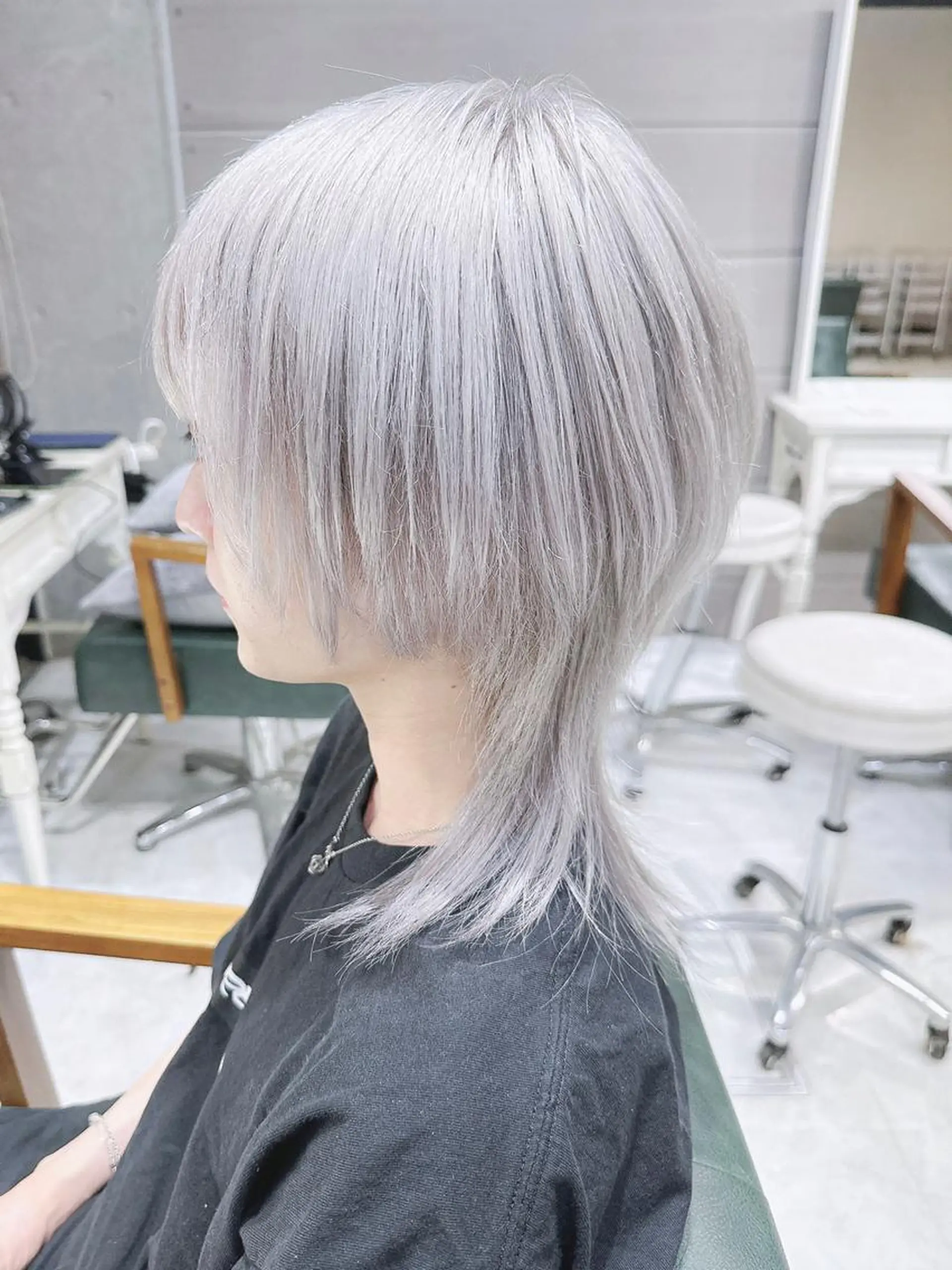 ミディアム カラー ヘアアレンジ ハイトーンカラー シルバー ホワイトシルバー 𝐑𝐈𝐍𝐊𝐀 🐷🖤のヘアスタイル