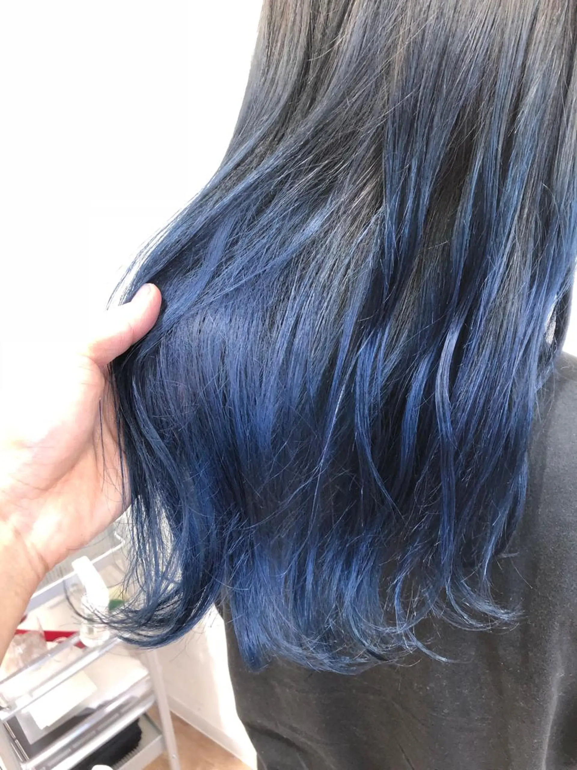 セミロング カラー ブルーカラー ケアブリーチ 坪井佑樹のヘアスタイル