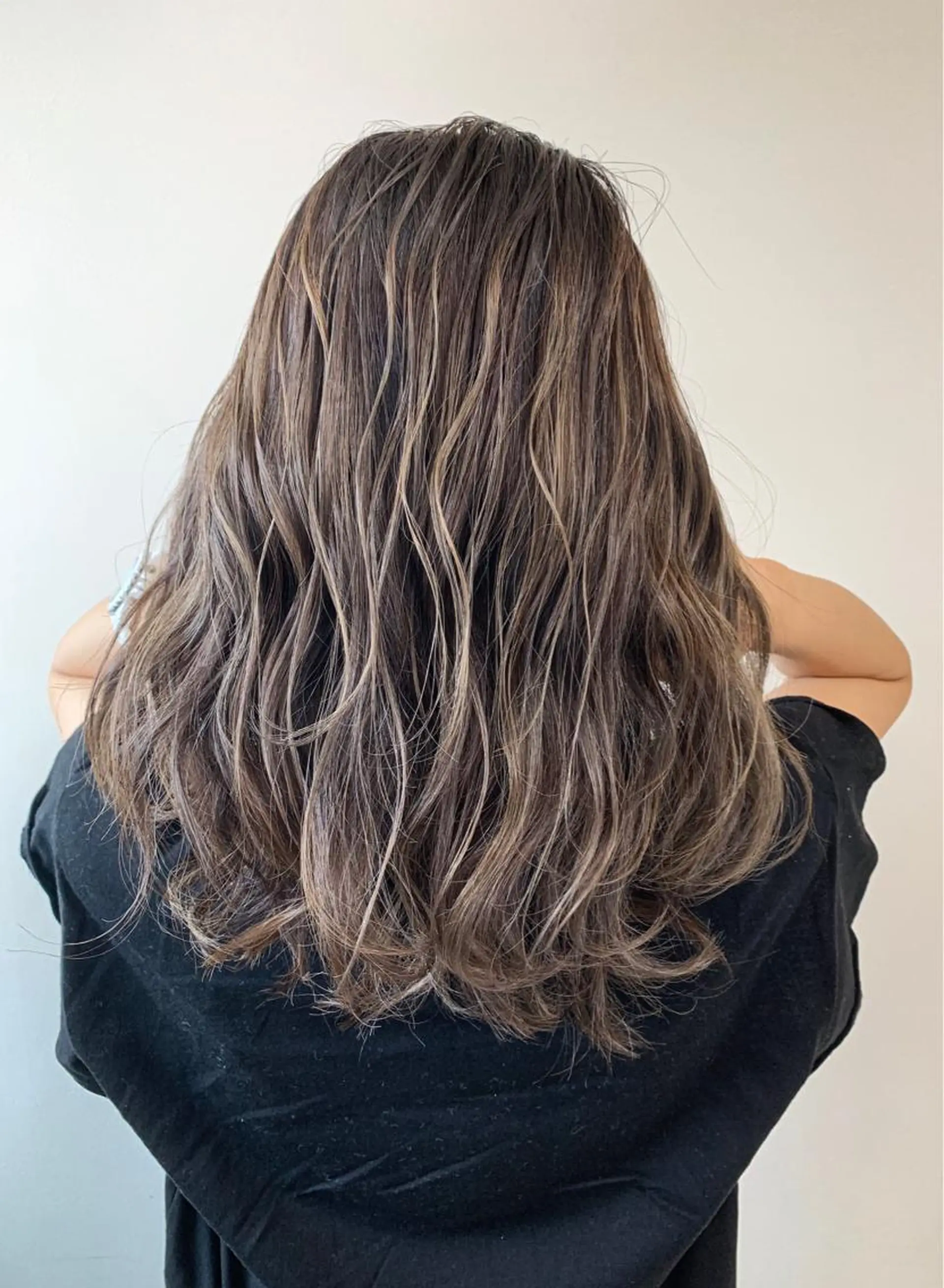 ロング カラー バレイヤージュ 透明感カラー グレージュ レイヤーカット Roid 代表✨HIROのヘアスタイル