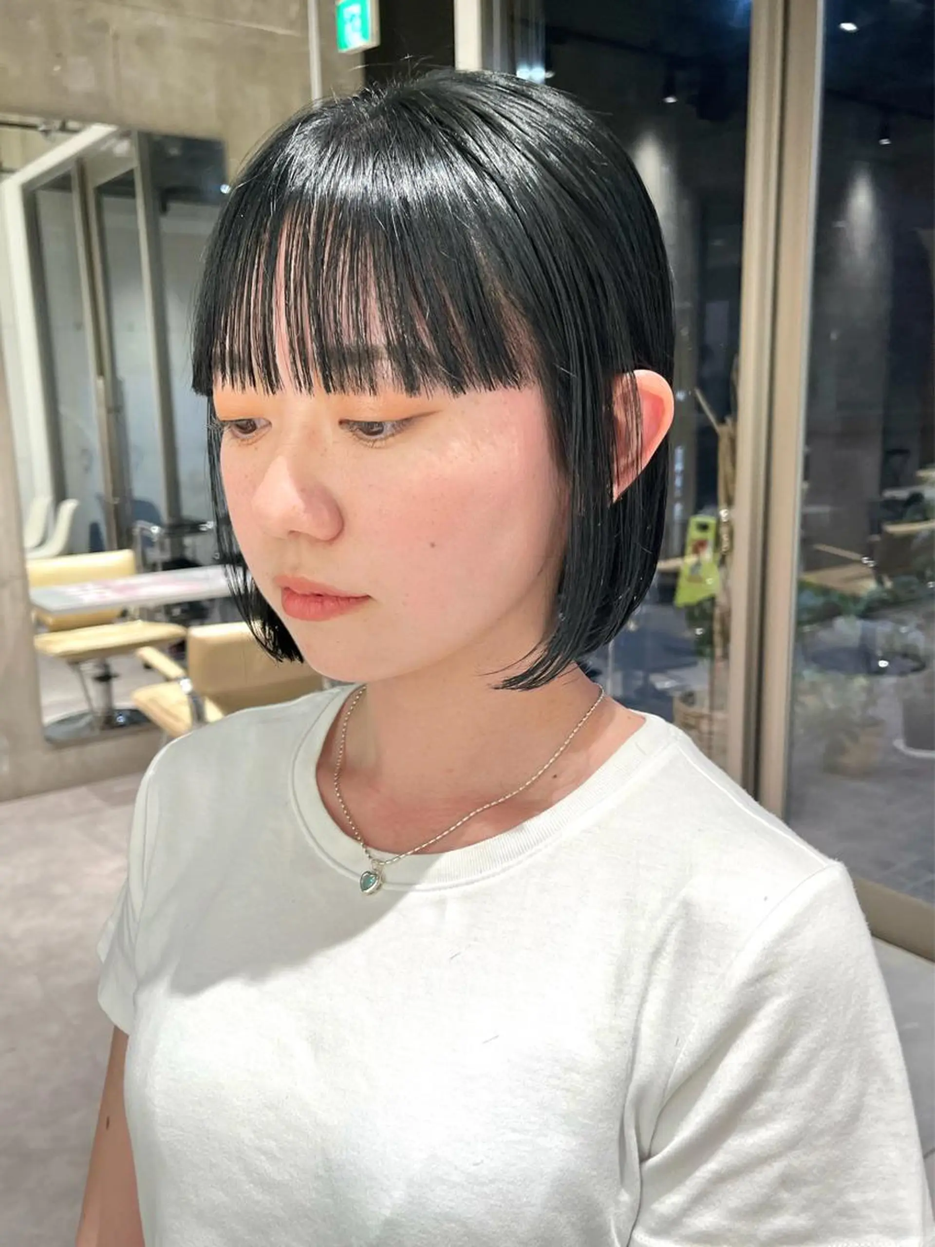 ミディアム カラー ブリーチ ブルーカラー ネイビーカラー ブリーチなしカラー iLi所属・iLi 《イリ》のヘアスタイル